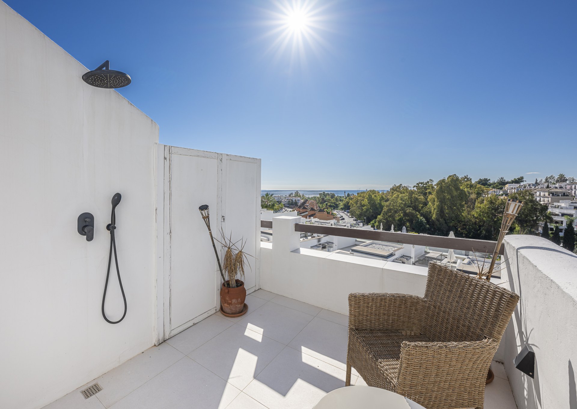 Elegante adosado con piscina privada y vistas panorámicas en Arco Iris, Altos de Puente Romano