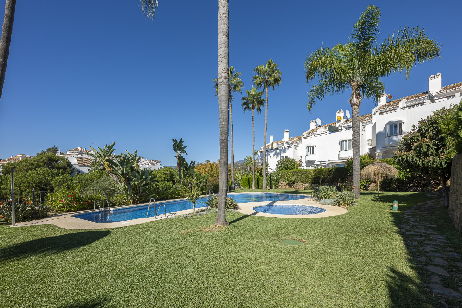 Elegante adosado con piscina privada y vistas panorámicas en Arco Iris, Altos de Puente Romano