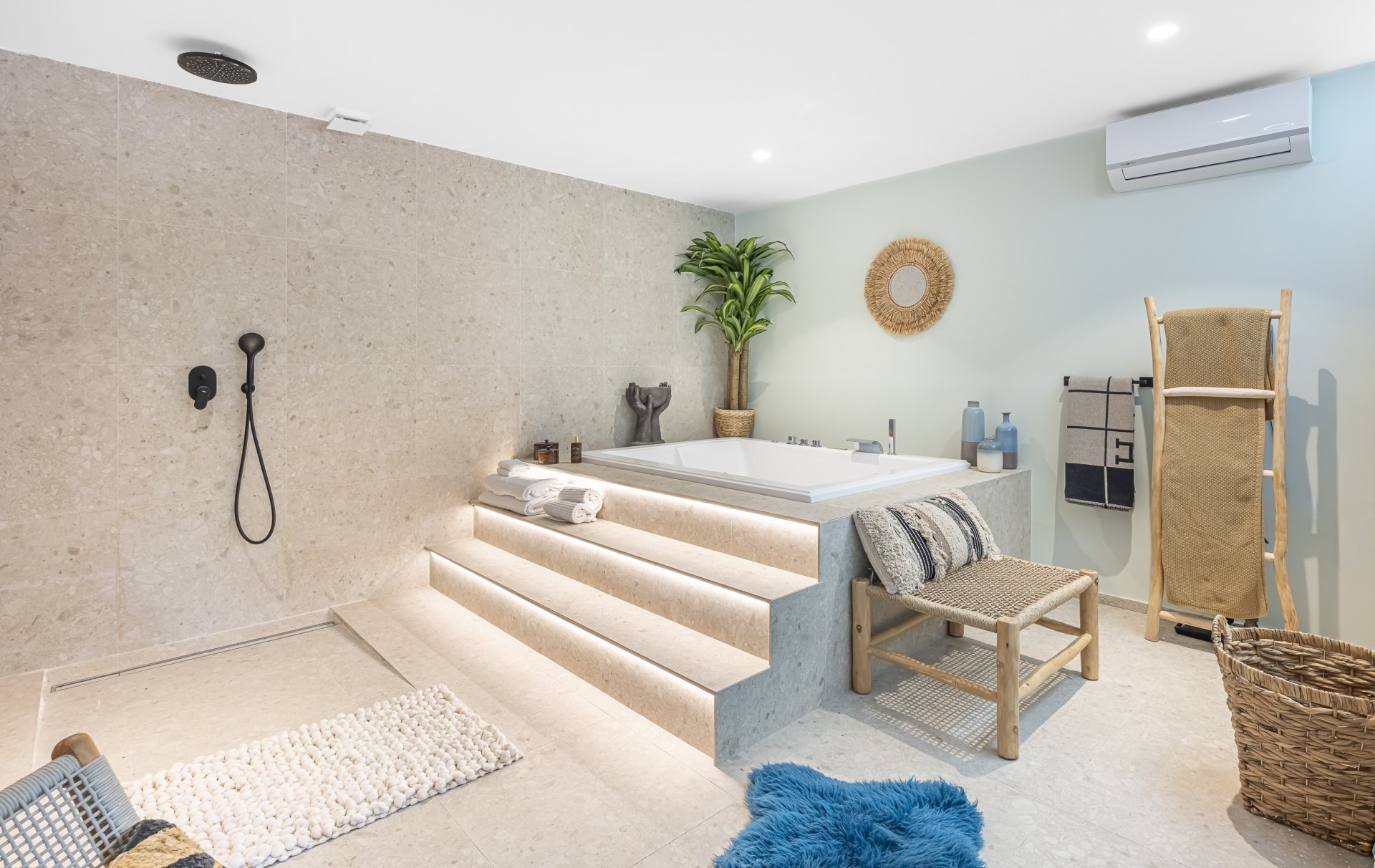 Elegante adosado con piscina privada y vistas panorámicas en Arco Iris, Altos de Puente Romano