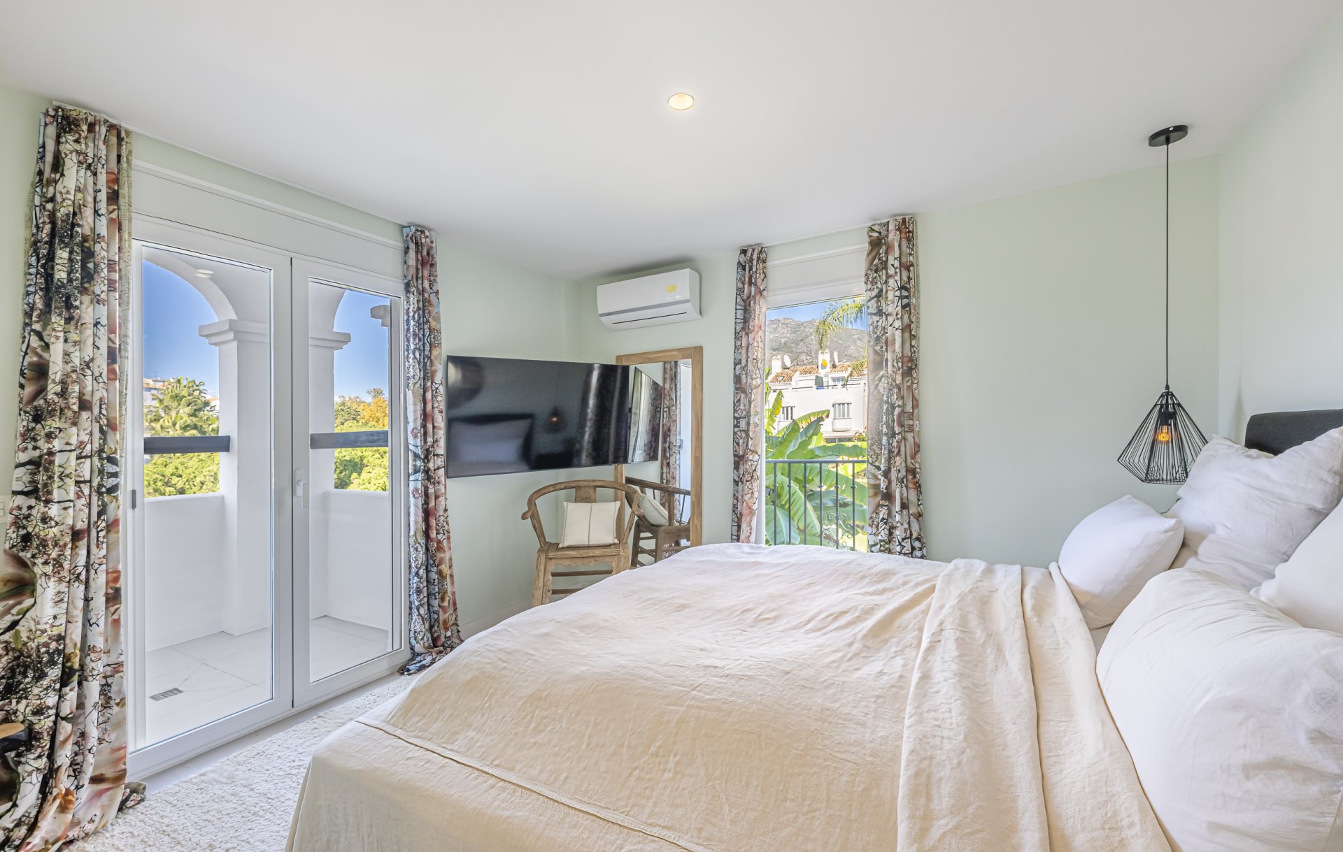 Elegante adosado con piscina privada y vistas panorámicas en Arco Iris, Altos de Puente Romano