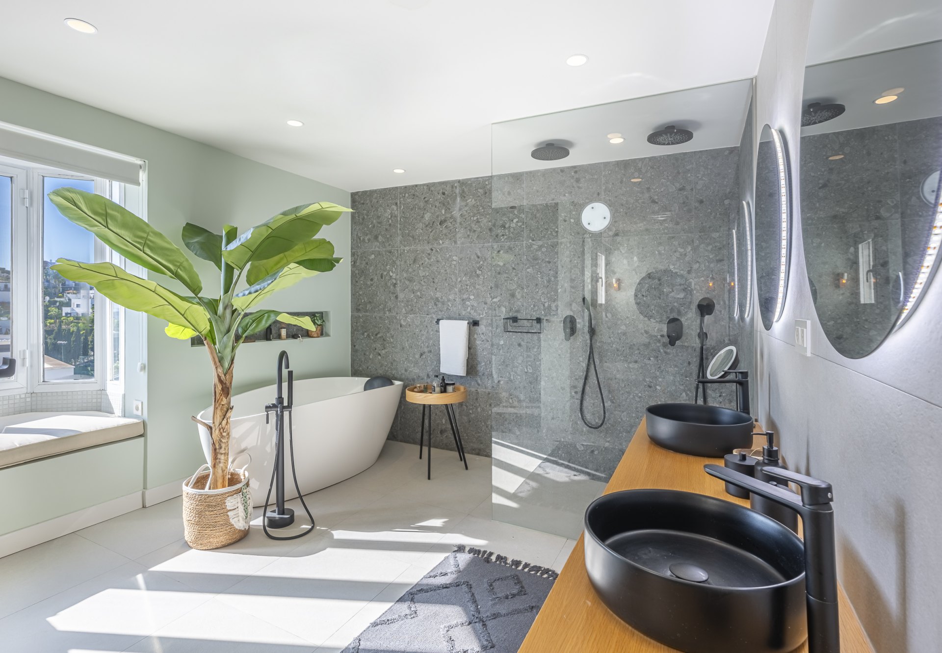 Elegante adosado con piscina privada y vistas panorámicas en Arco Iris, Altos de Puente Romano