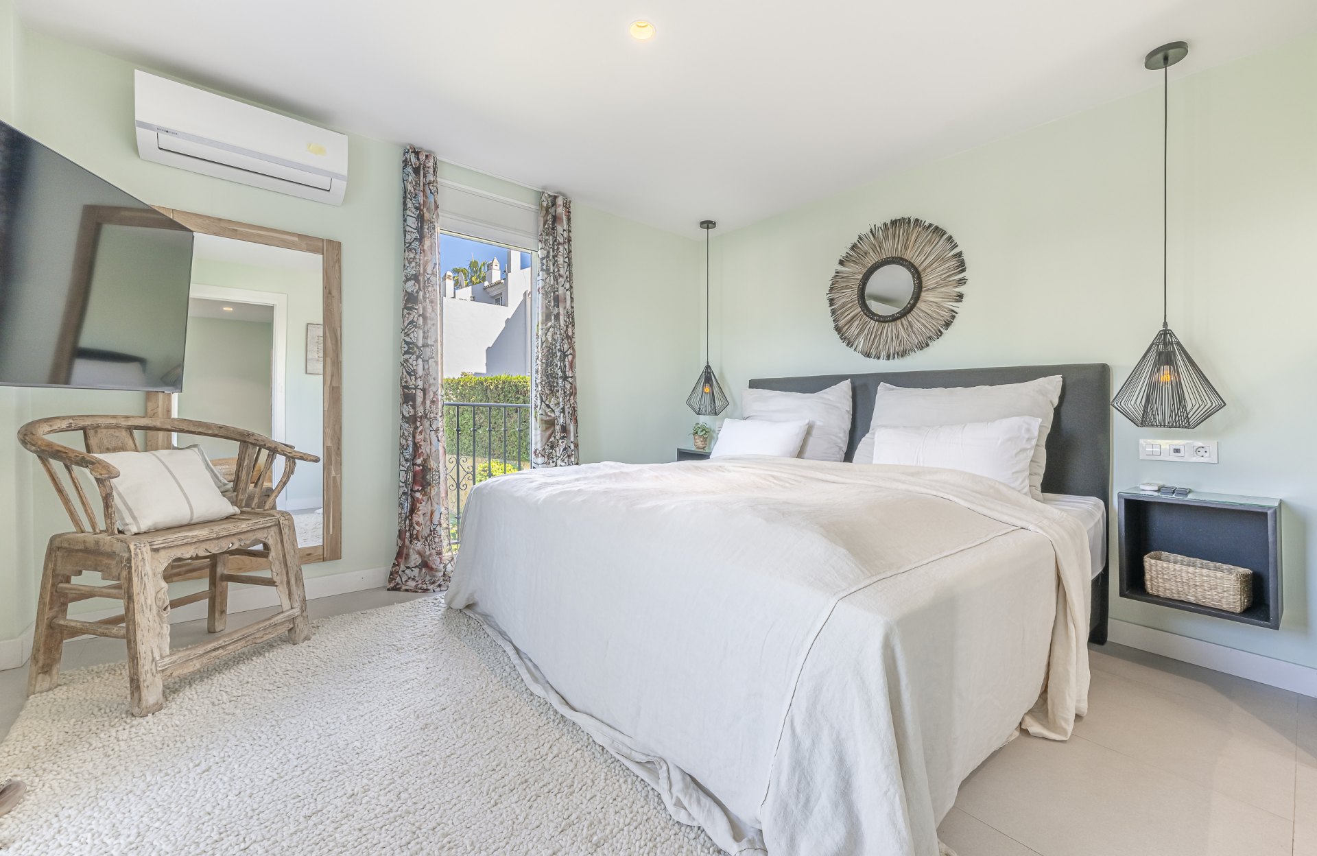 Elegante adosado con piscina privada y vistas panorámicas en Arco Iris, Altos de Puente Romano