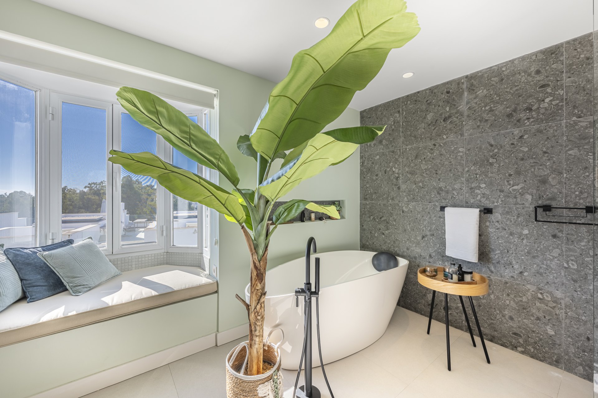 Elegante adosado con piscina privada y vistas panorámicas en Arco Iris, Altos de Puente Romano