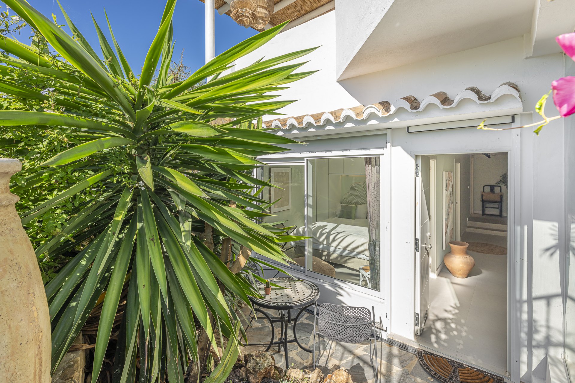 Elegante adosado con piscina privada y vistas panorámicas en Arco Iris, Altos de Puente Romano