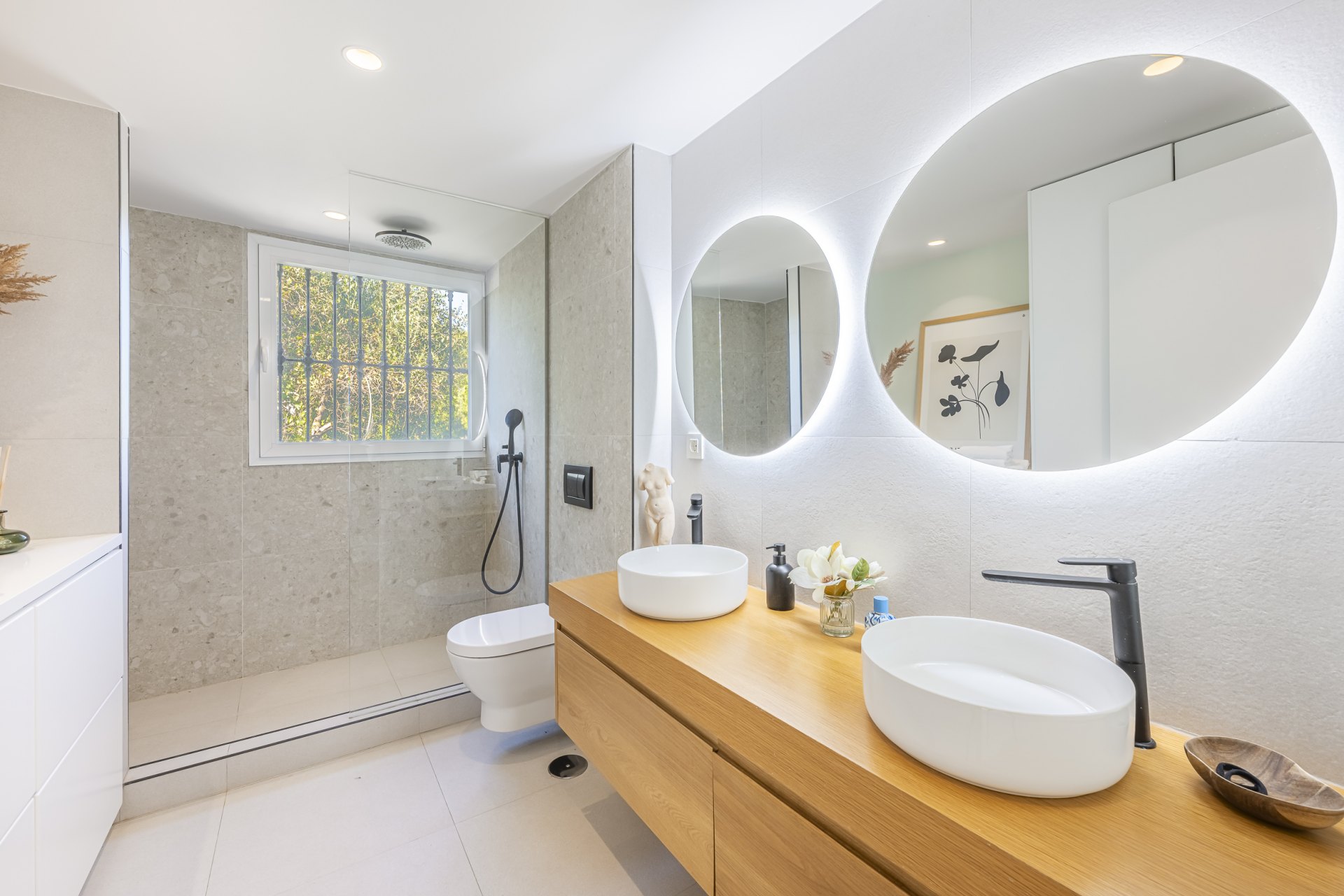 Elegante adosado con piscina privada y vistas panorámicas en Arco Iris, Altos de Puente Romano