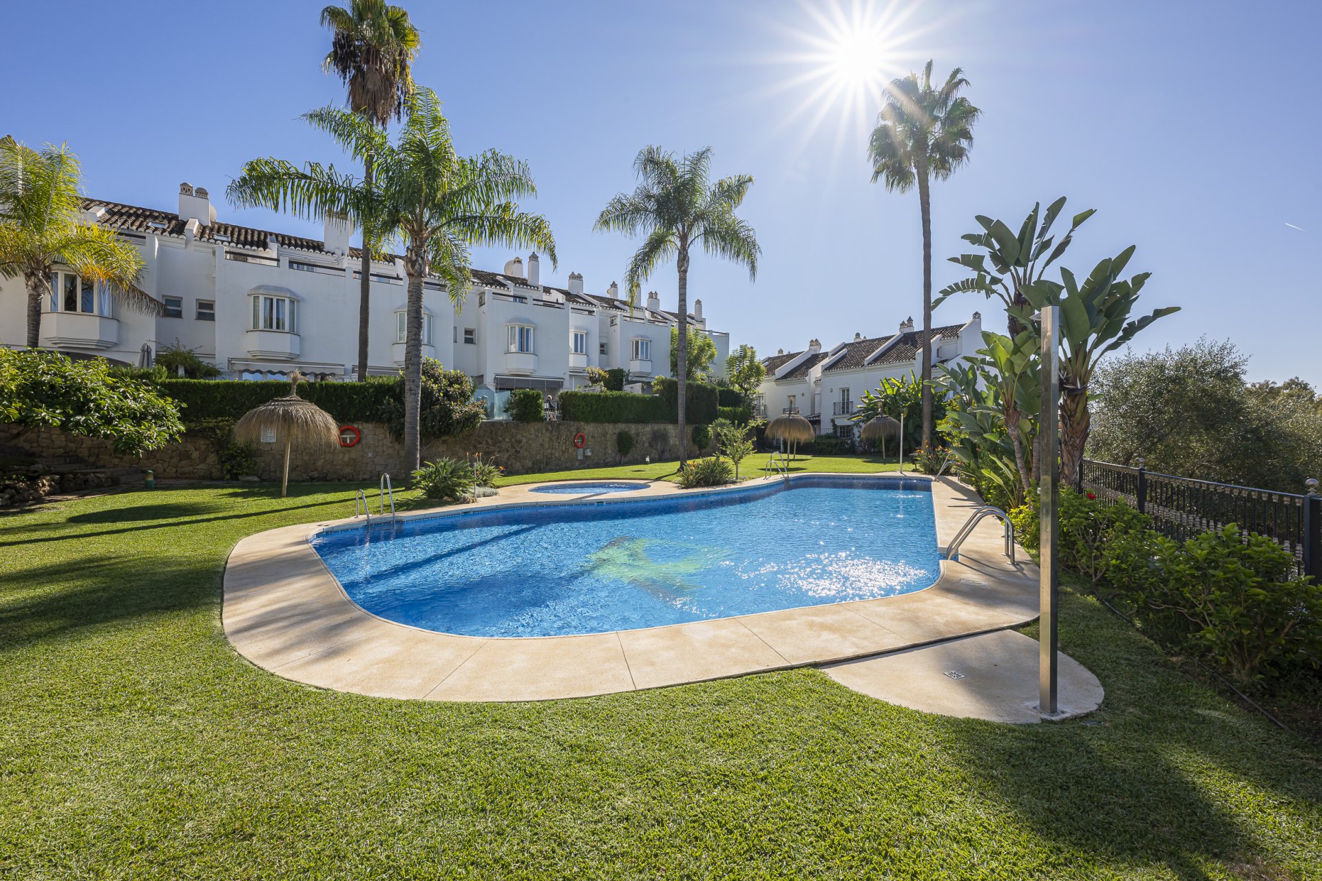 Elegante adosado con piscina privada y vistas panorámicas en Arco Iris, Altos de Puente Romano