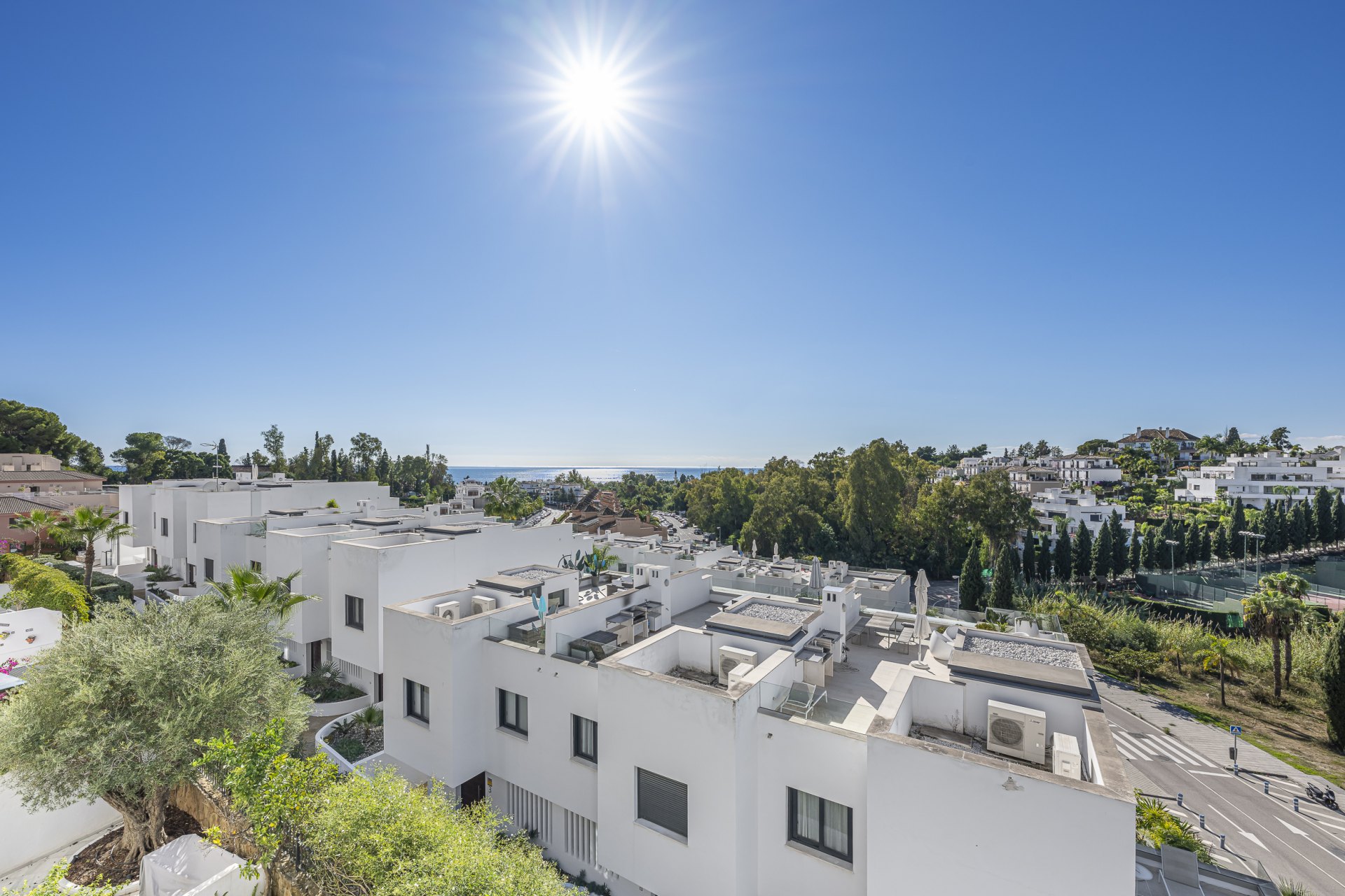 Elegante adosado con piscina privada y vistas panorámicas en Arco Iris, Altos de Puente Romano