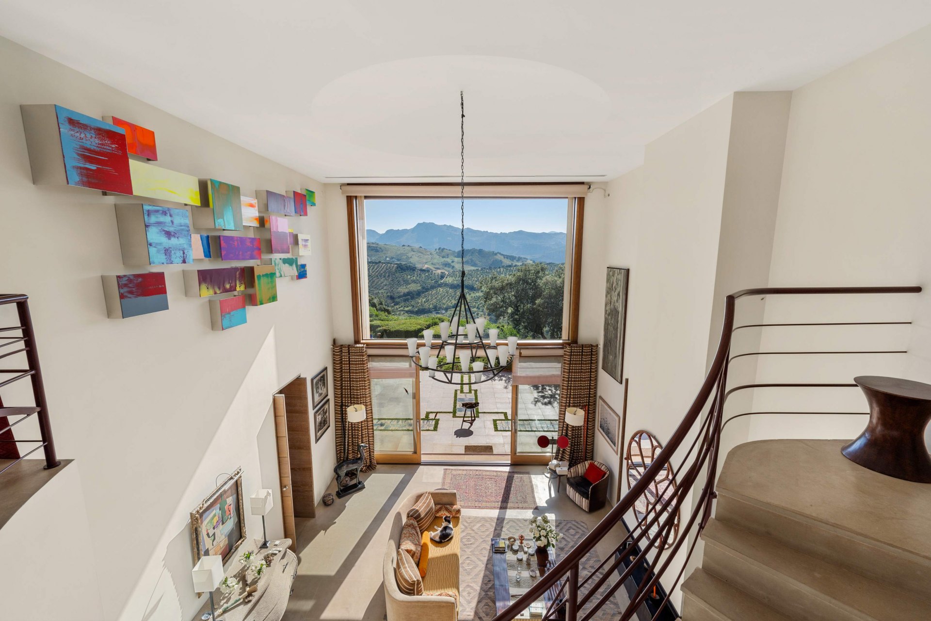 Villa La Mandaluz, un hogar único e inspirador, donde el arte y la arquitectura dialogan, rodeada de un paisaje protegido en Ronda, Málaga