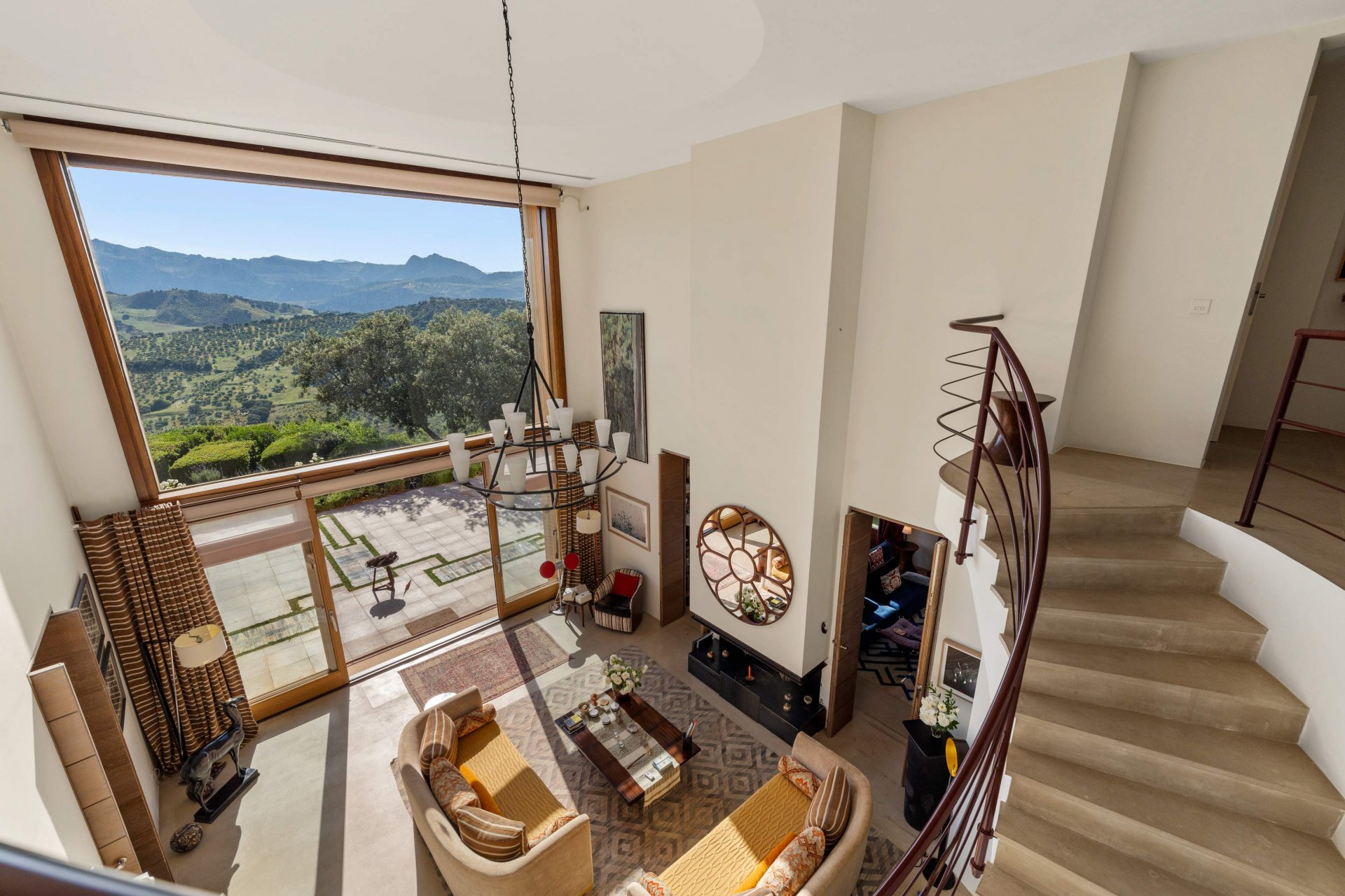 Villa La Mandaluz, un hogar único e inspirador, donde el arte y la arquitectura dialogan, rodeada de un paisaje protegido en Ronda, Málaga