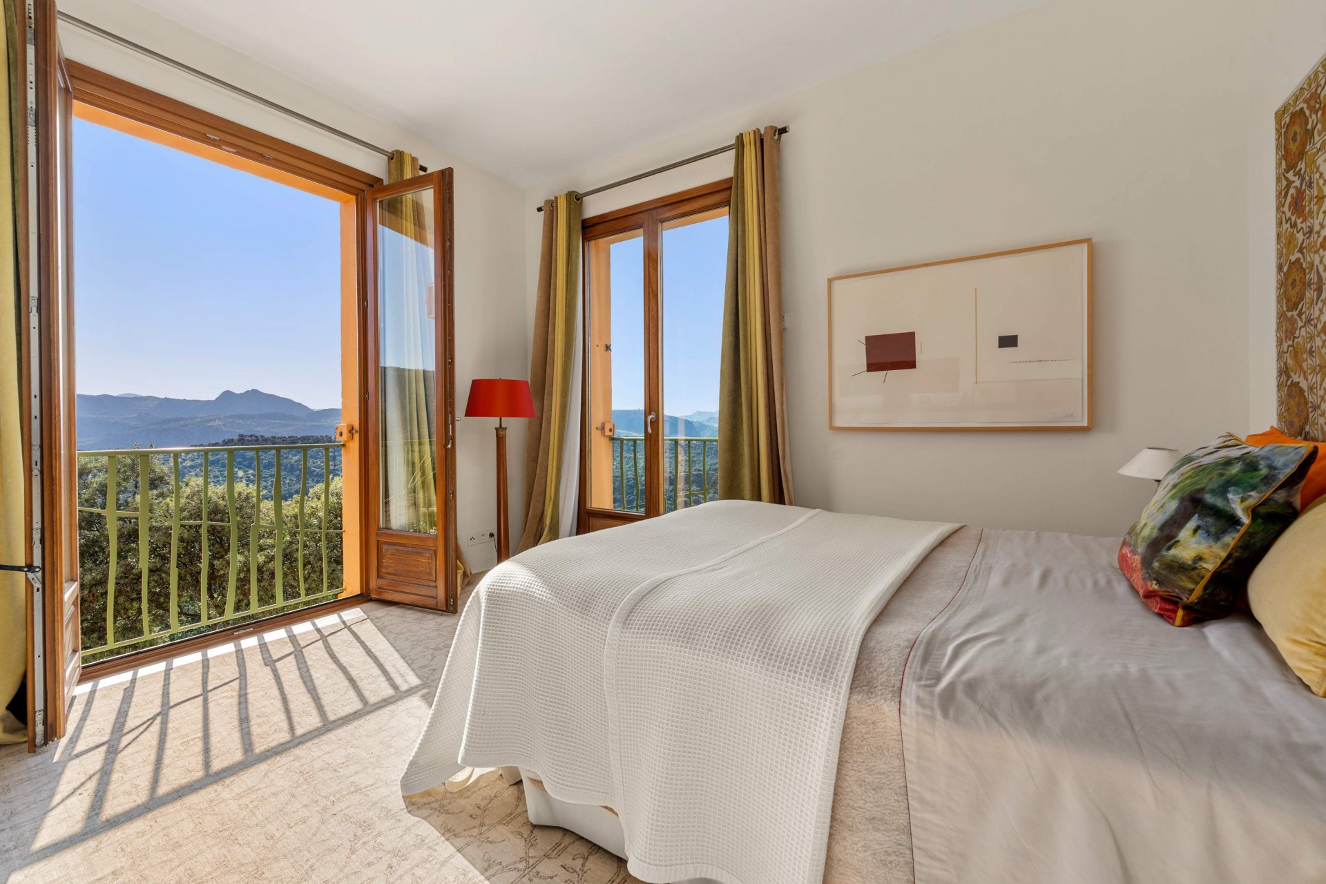 Villa La Mandaluz, un hogar único e inspirador, donde el arte y la arquitectura dialogan, rodeada de un paisaje protegido en Ronda, Málaga