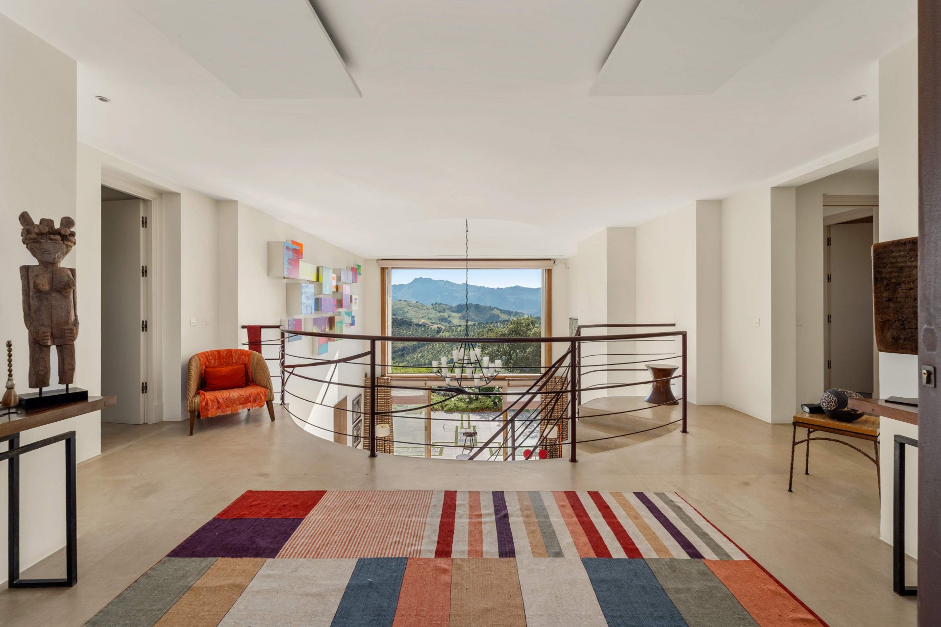 Villa La Mandaluz, un hogar único e inspirador, donde el arte y la arquitectura dialogan, rodeada de un paisaje protegido en Ronda, Málaga