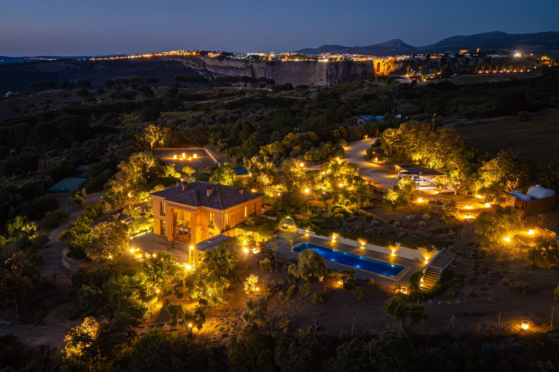 Villa La Mandaluz, un hogar único e inspirador, donde el arte y la arquitectura dialogan, rodeada de un paisaje protegido en Ronda, Málaga
