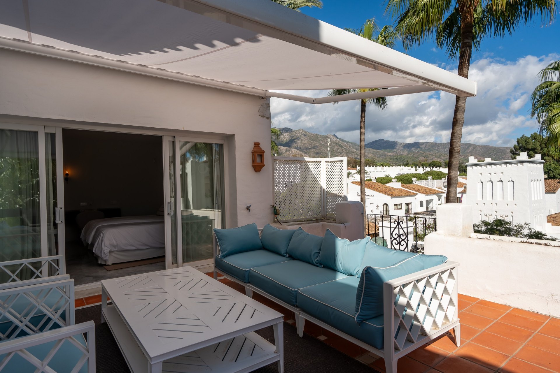 Elegante ático dúplex de cuatro dormitorios en Puente Romano, Marbella