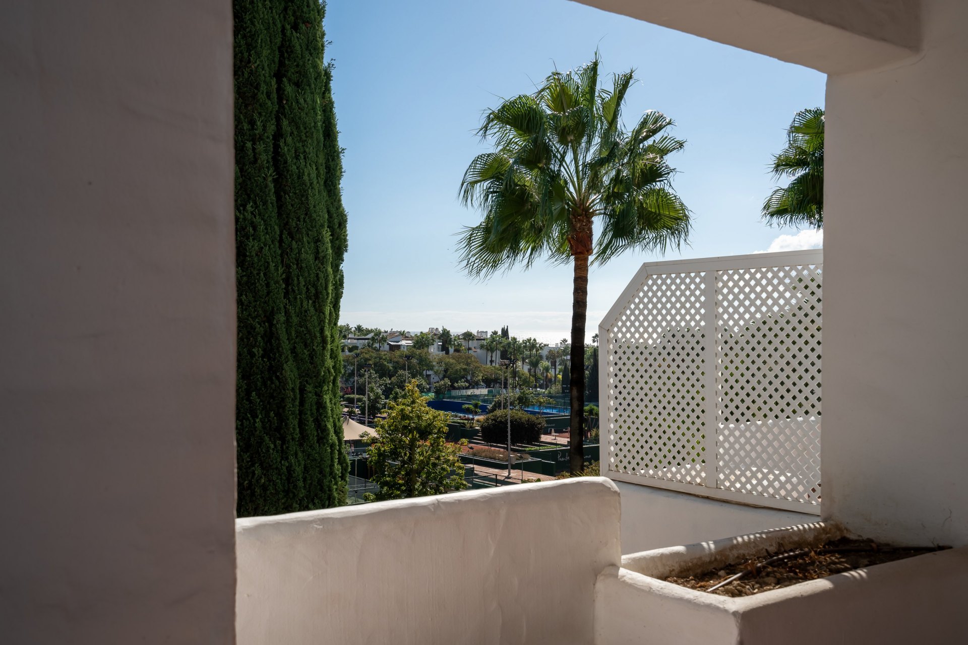 Elegante ático dúplex de cuatro dormitorios en Puente Romano, Marbella