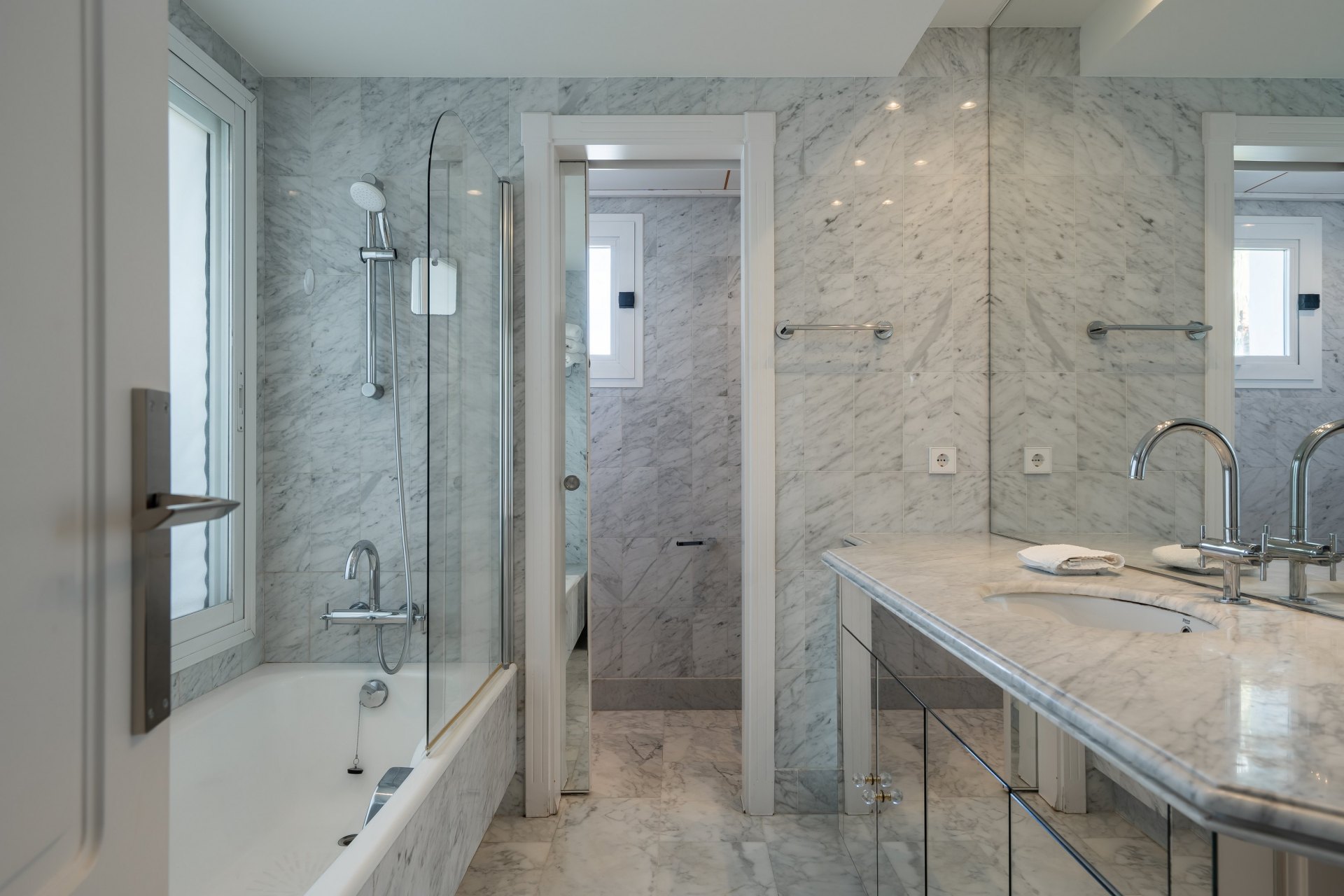 Elegante ático dúplex de cuatro dormitorios en Puente Romano, Marbella