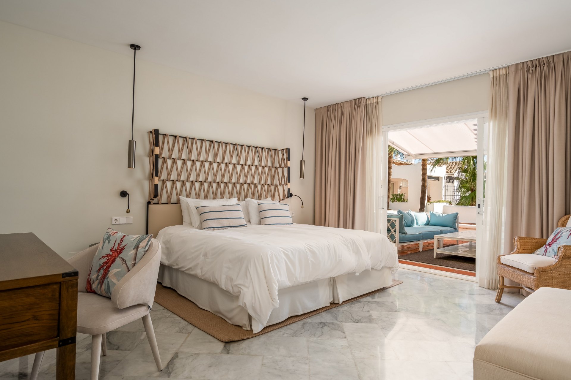 Elegante ático dúplex de cuatro dormitorios en Puente Romano, Marbella
