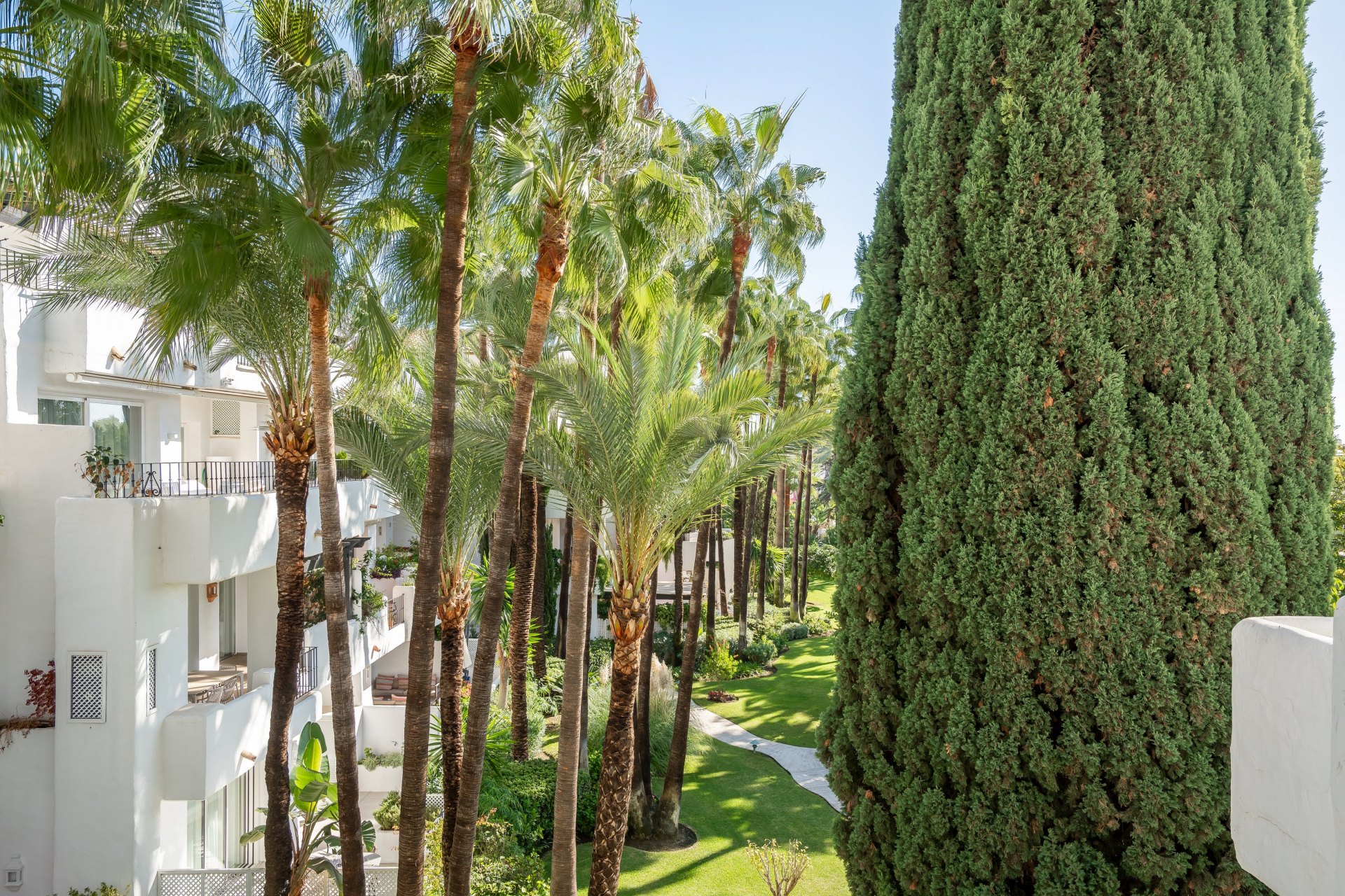 Elegante ático dúplex de cuatro dormitorios en Puente Romano, Marbella