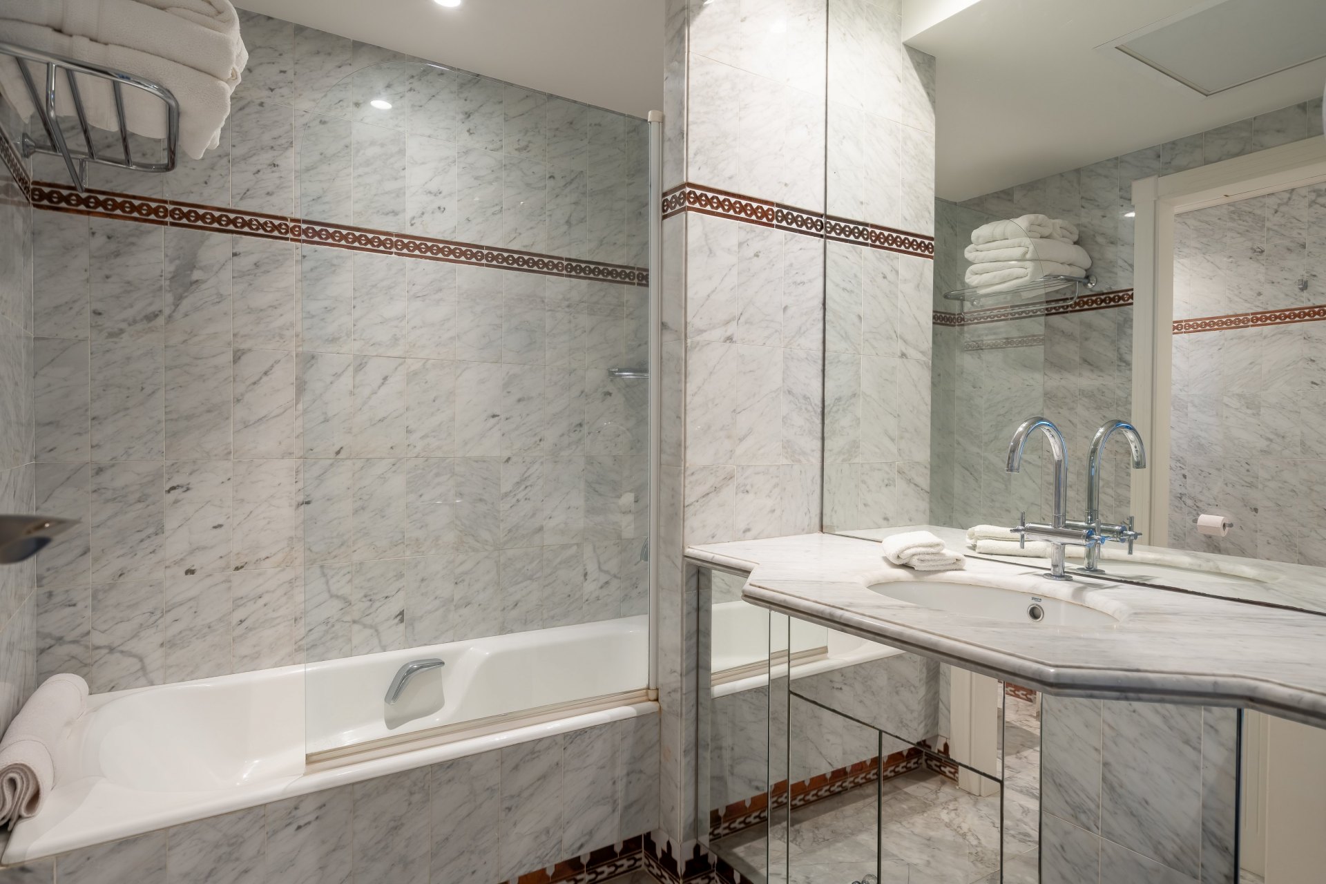 Elegante ático dúplex de cuatro dormitorios en Puente Romano, Marbella