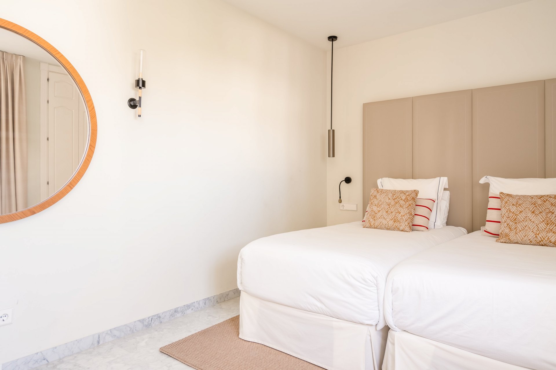 Elegante ático dúplex de cuatro dormitorios en Puente Romano, Marbella