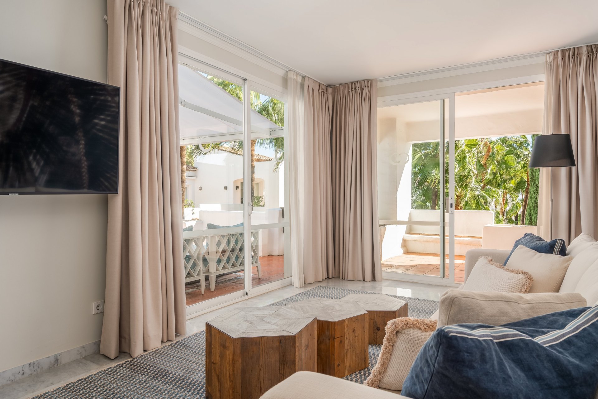 Elegante ático dúplex de cuatro dormitorios en Puente Romano, Marbella