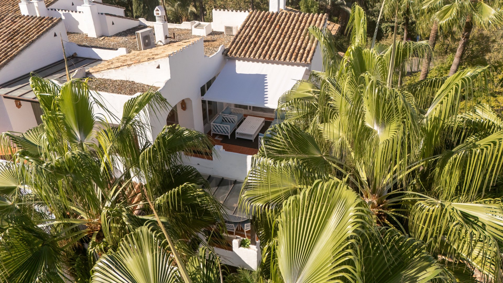 Elegante ático dúplex de cuatro dormitorios en Puente Romano, Marbella
