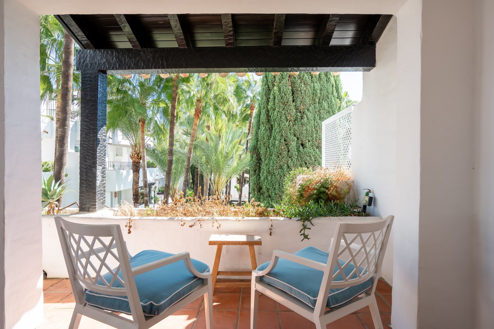 Elegante ático dúplex de cuatro dormitorios en Puente Romano, Marbella