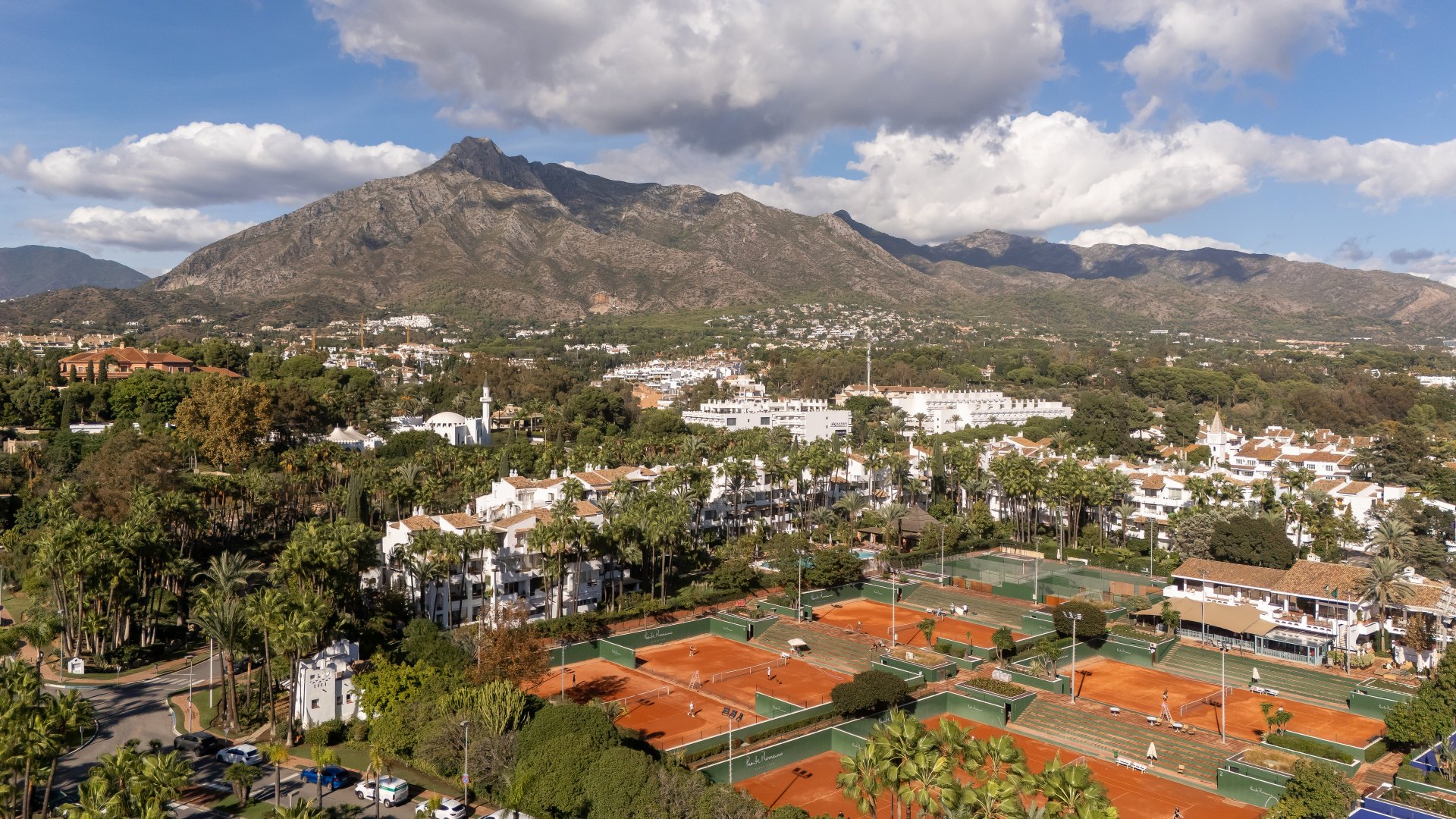 Elegante ático dúplex de cuatro dormitorios en Puente Romano, Marbella