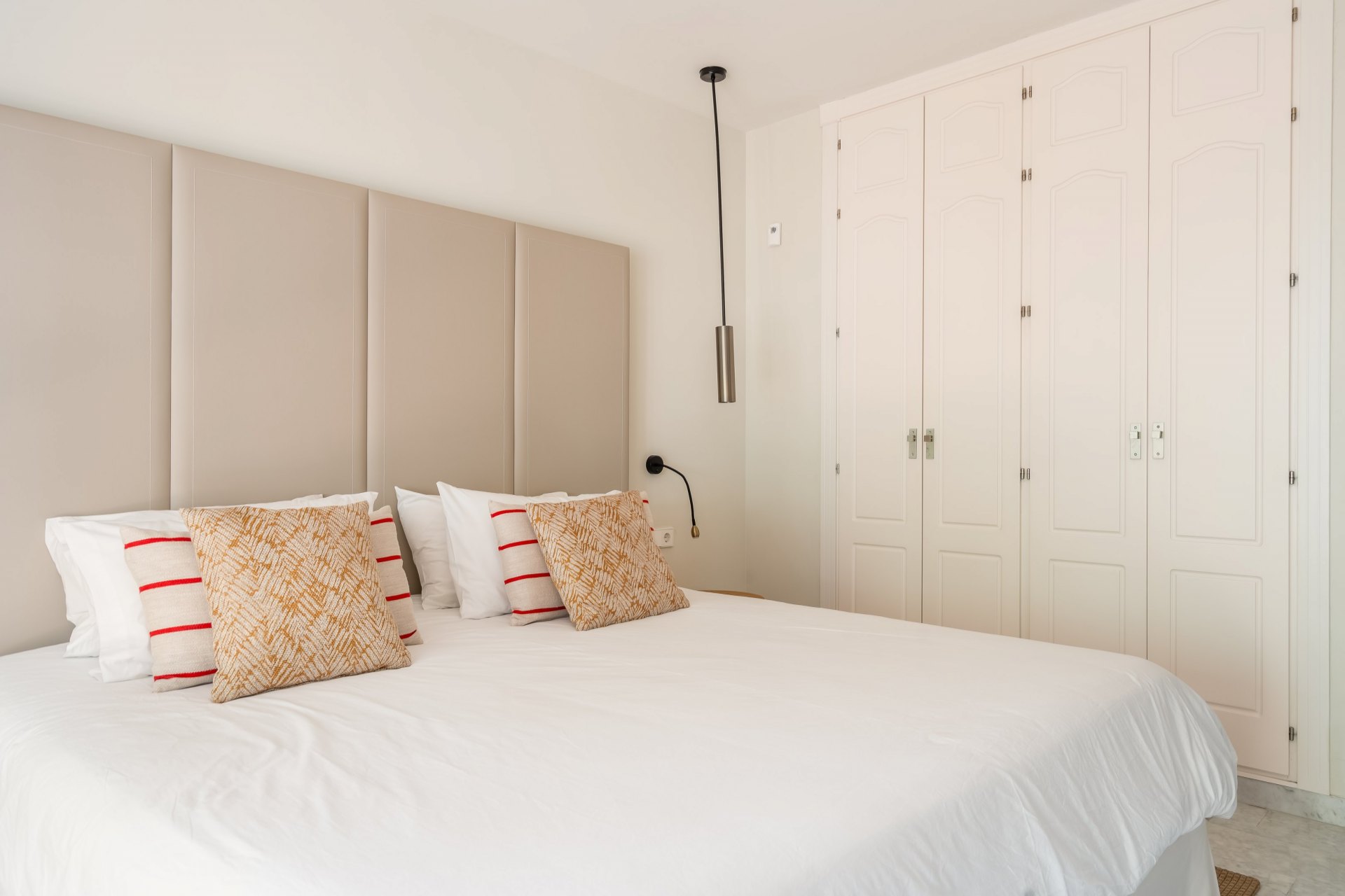 Elegante ático dúplex de cuatro dormitorios en Puente Romano, Marbella