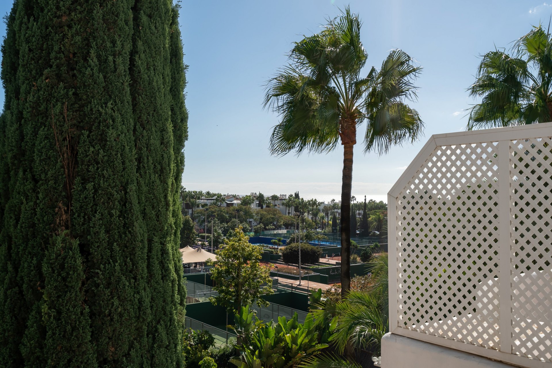 Elegante ático dúplex de cuatro dormitorios en Puente Romano, Marbella