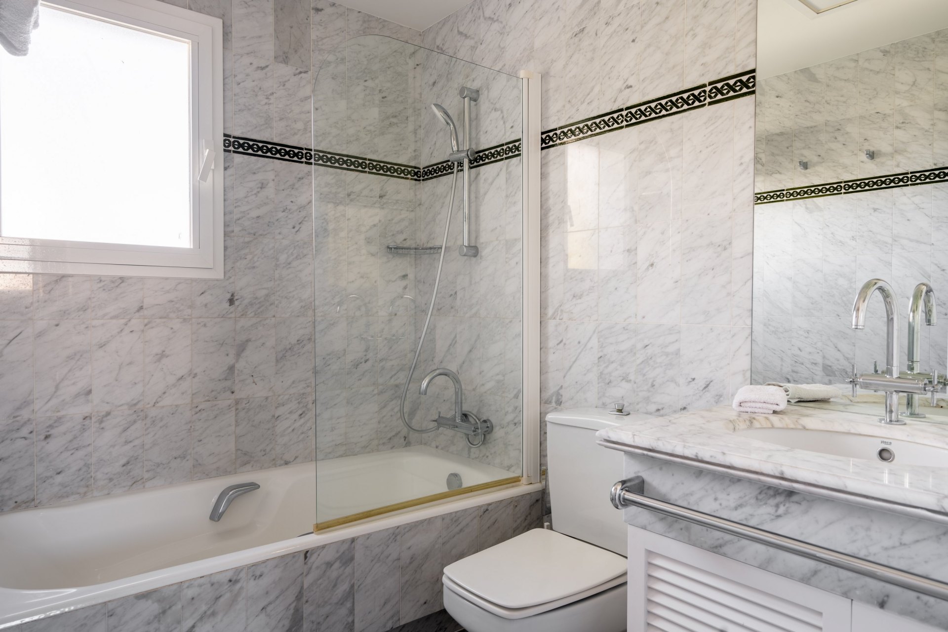 Elegante ático dúplex de cuatro dormitorios en Puente Romano, Marbella