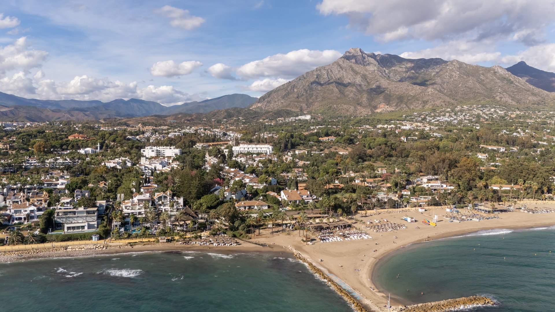 Elegante ático dúplex de cuatro dormitorios en Puente Romano, Marbella