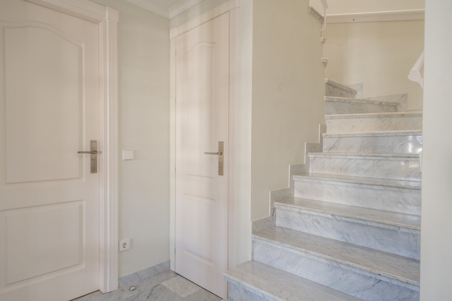 Elegante ático dúplex de cuatro dormitorios en Puente Romano, Marbella