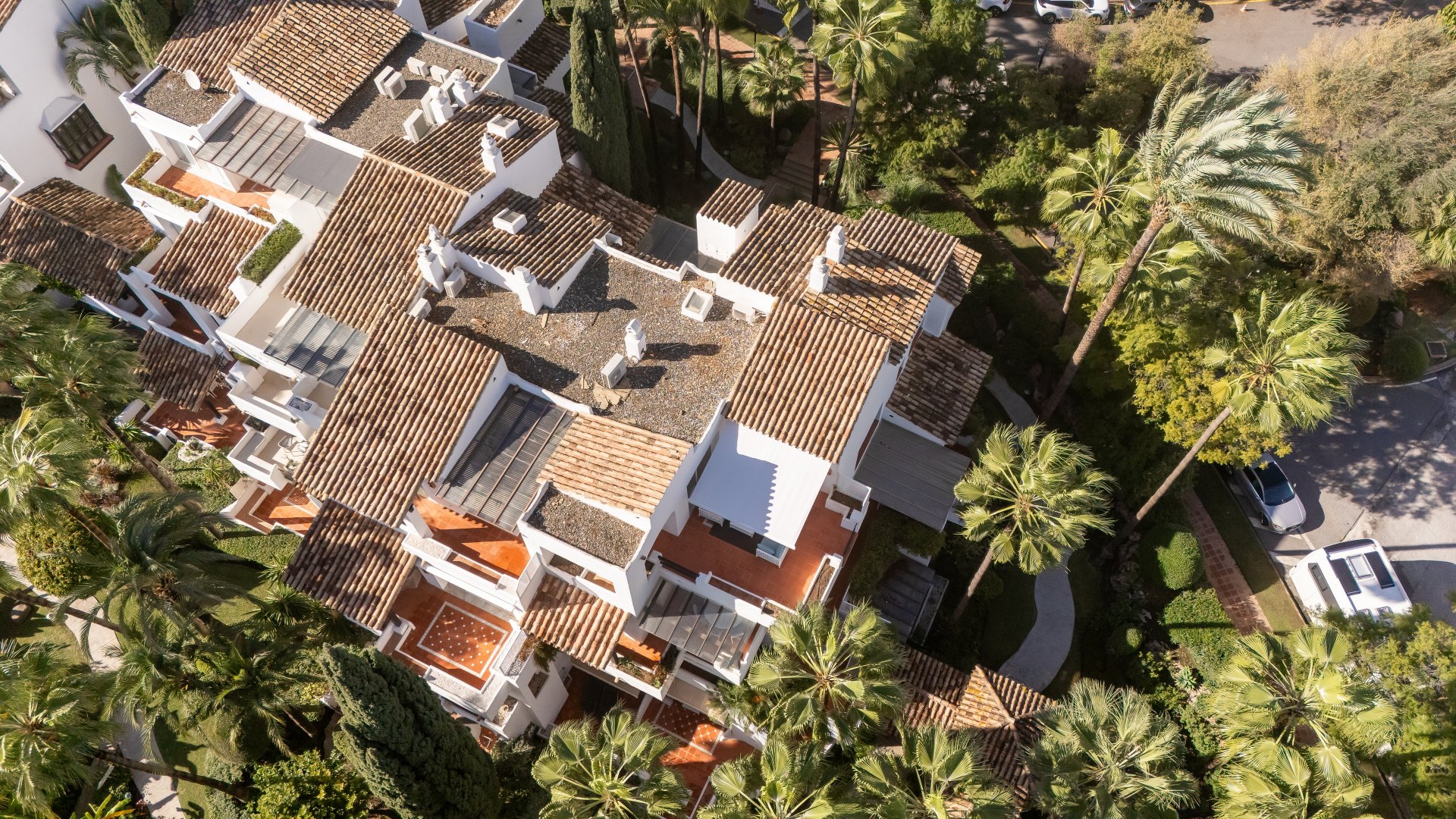 Elegante ático dúplex de cuatro dormitorios en Puente Romano, Marbella