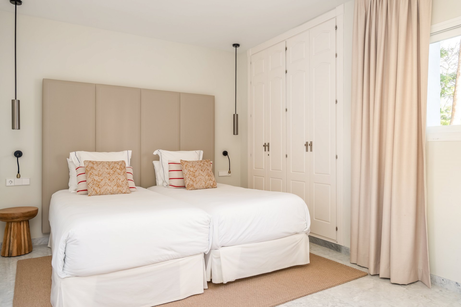 Elegante ático dúplex de cuatro dormitorios en Puente Romano, Marbella