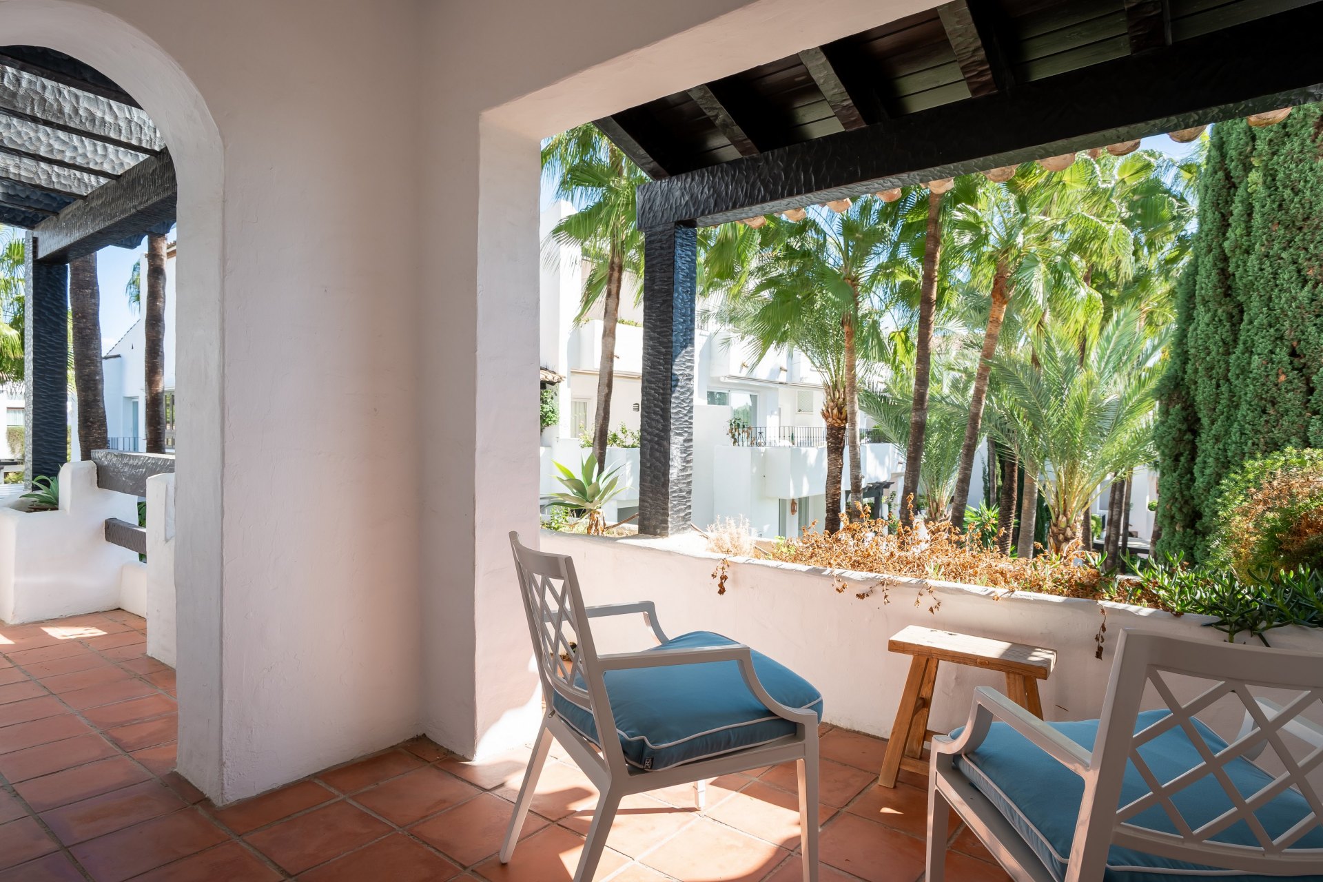 Elegante ático dúplex de cuatro dormitorios en Puente Romano, Marbella