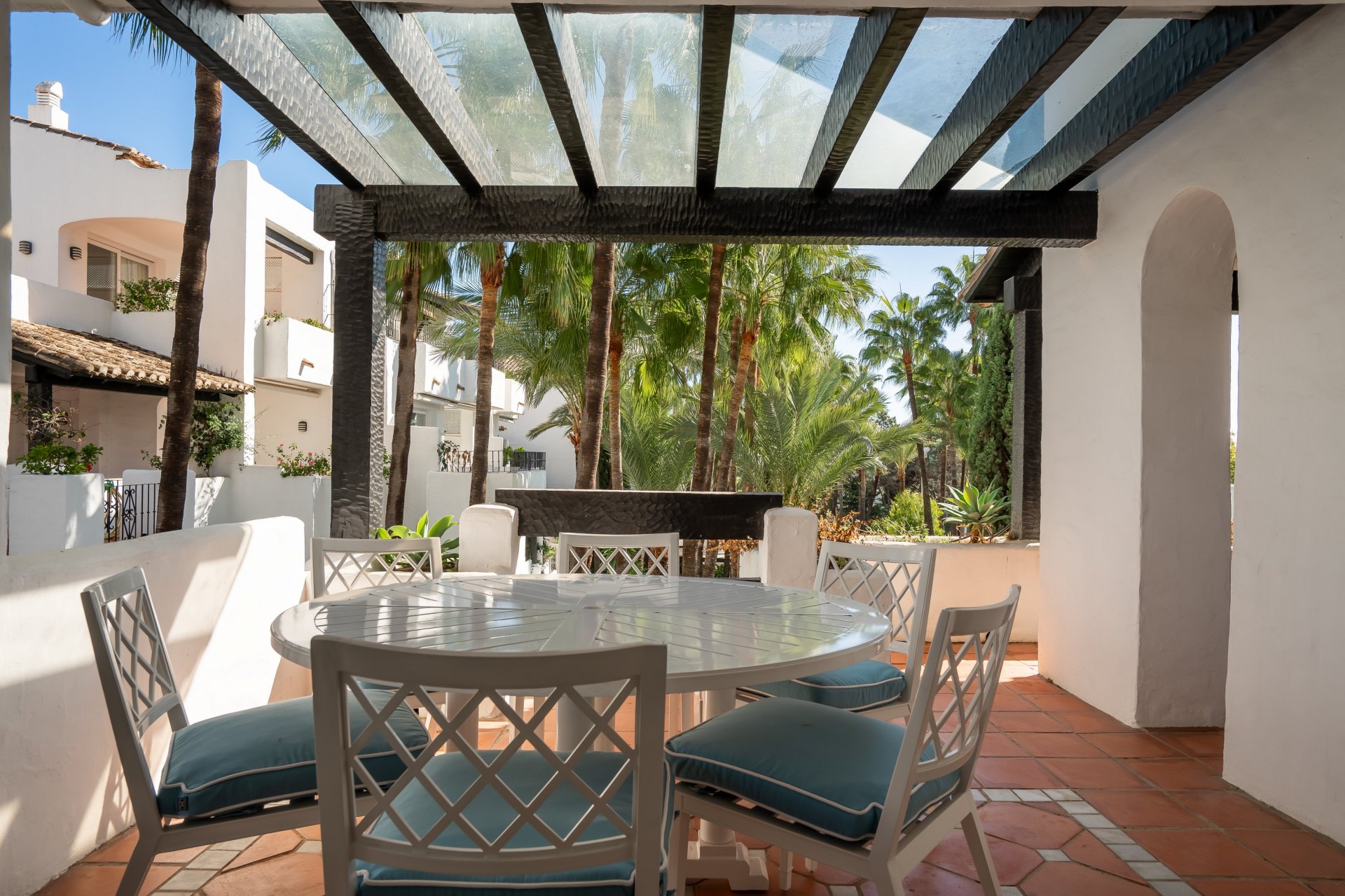 Elegante ático dúplex de cuatro dormitorios en Puente Romano, Marbella