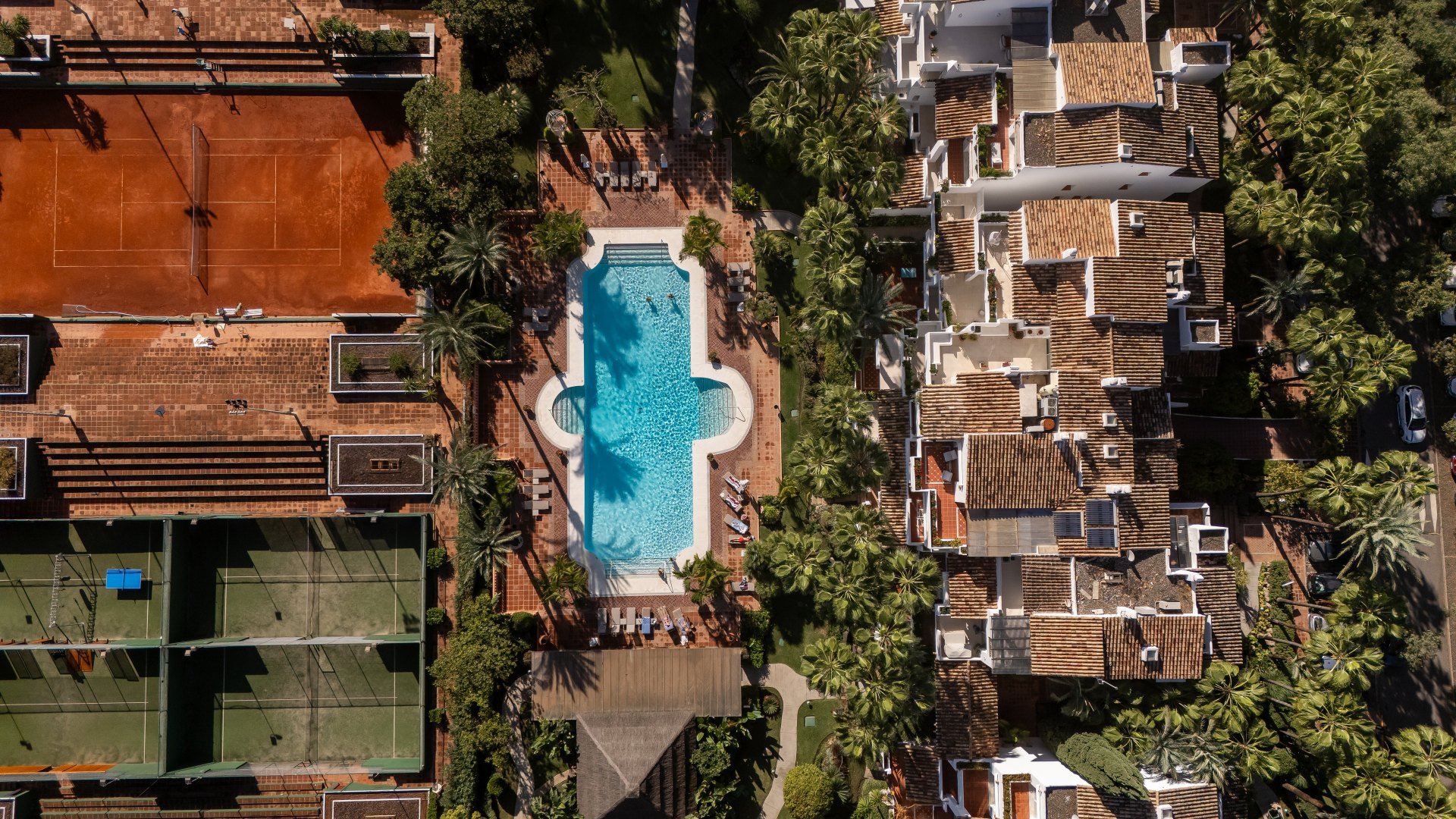 Elegante ático dúplex de cuatro dormitorios en Puente Romano, Marbella