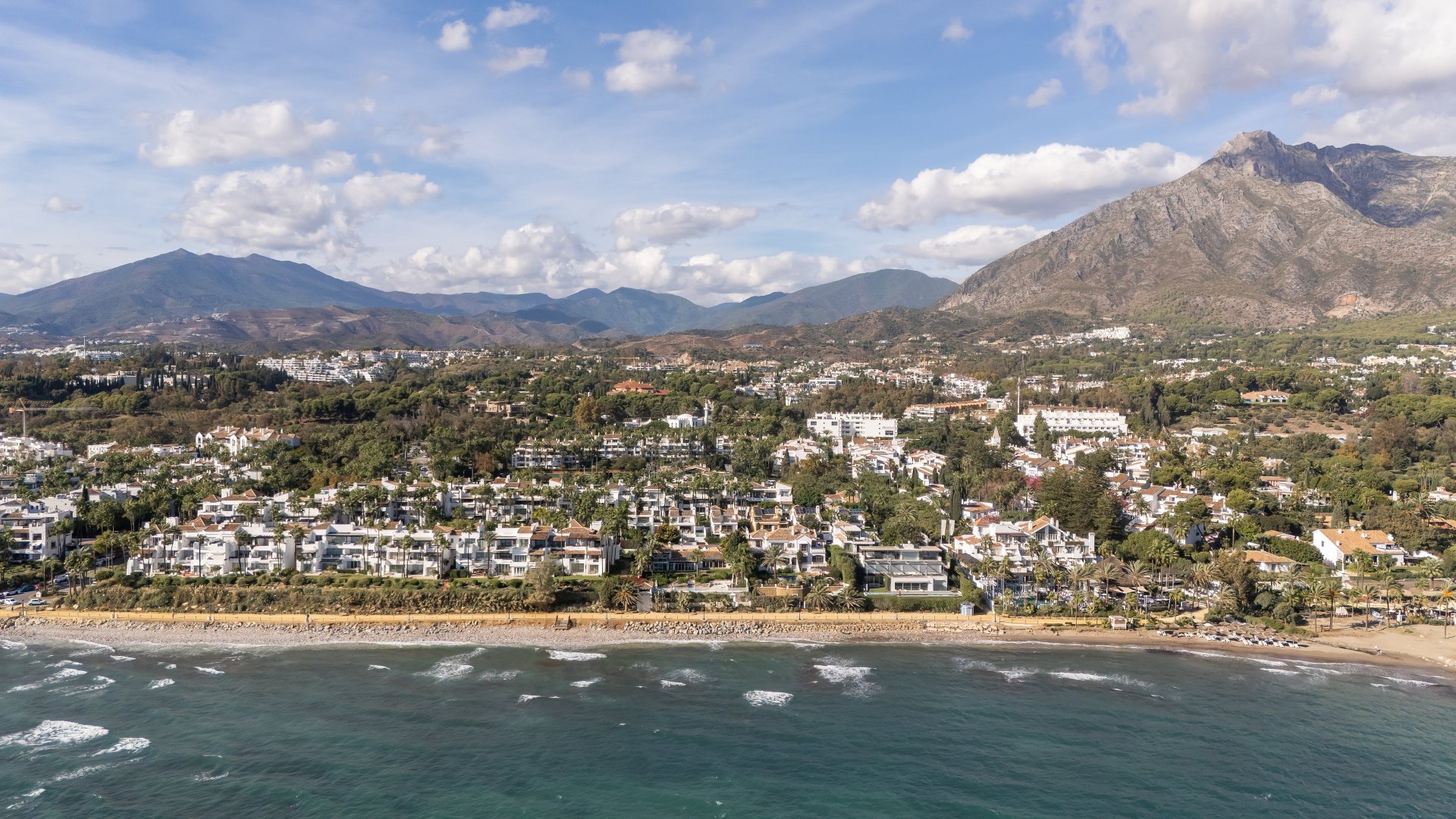 Elegante ático dúplex de cuatro dormitorios en Puente Romano, Marbella