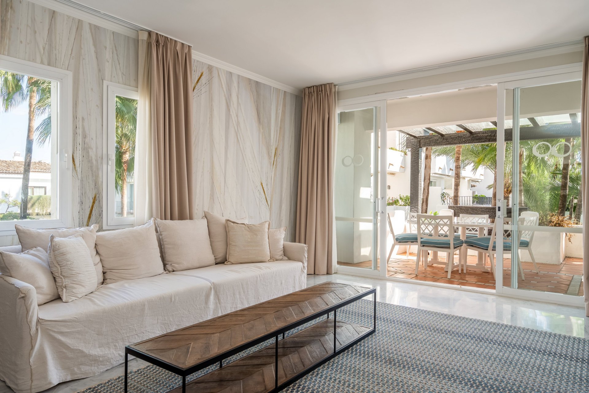 Elegante ático dúplex de cuatro dormitorios en Puente Romano, Marbella