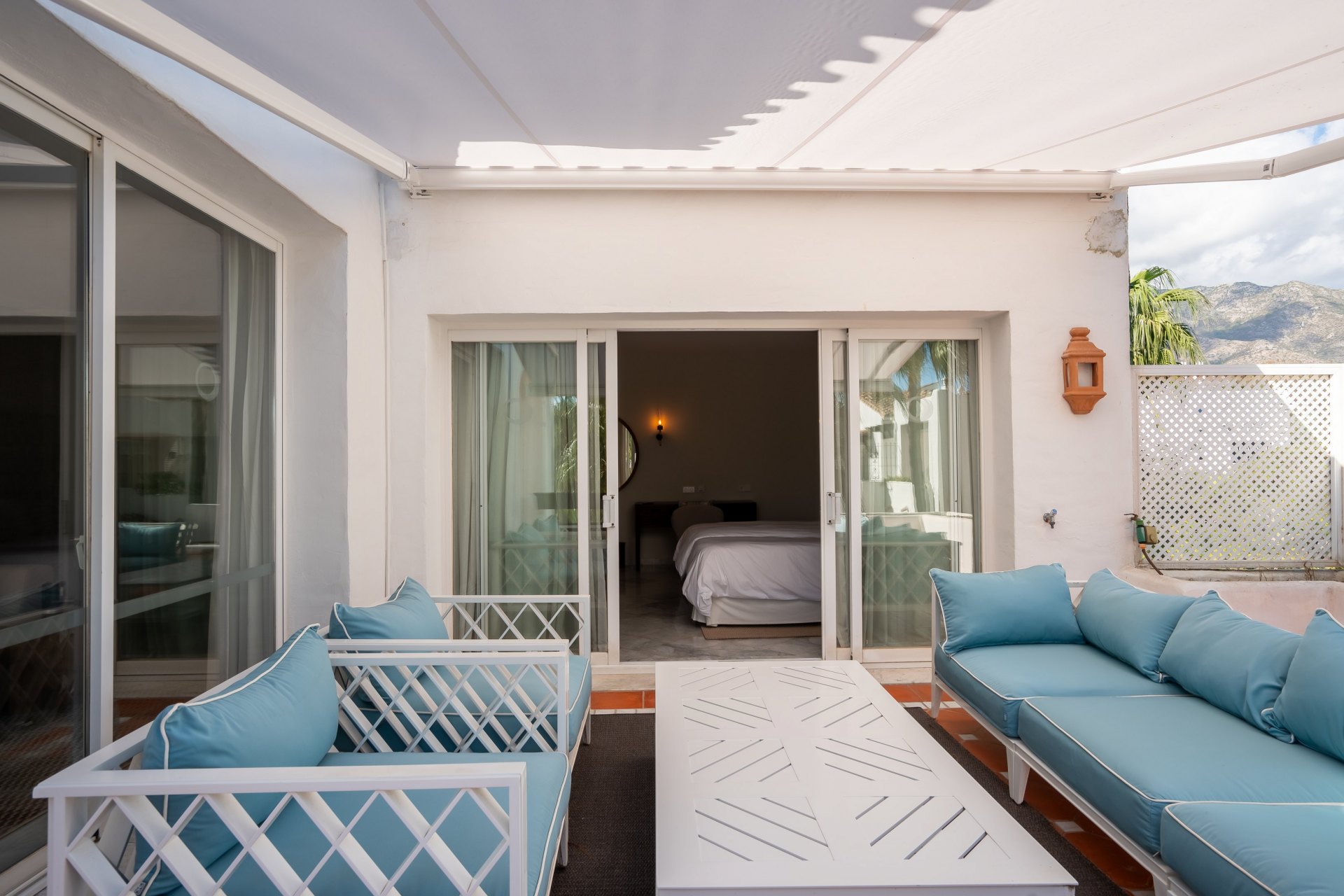 Elegante ático dúplex de cuatro dormitorios en Puente Romano, Marbella