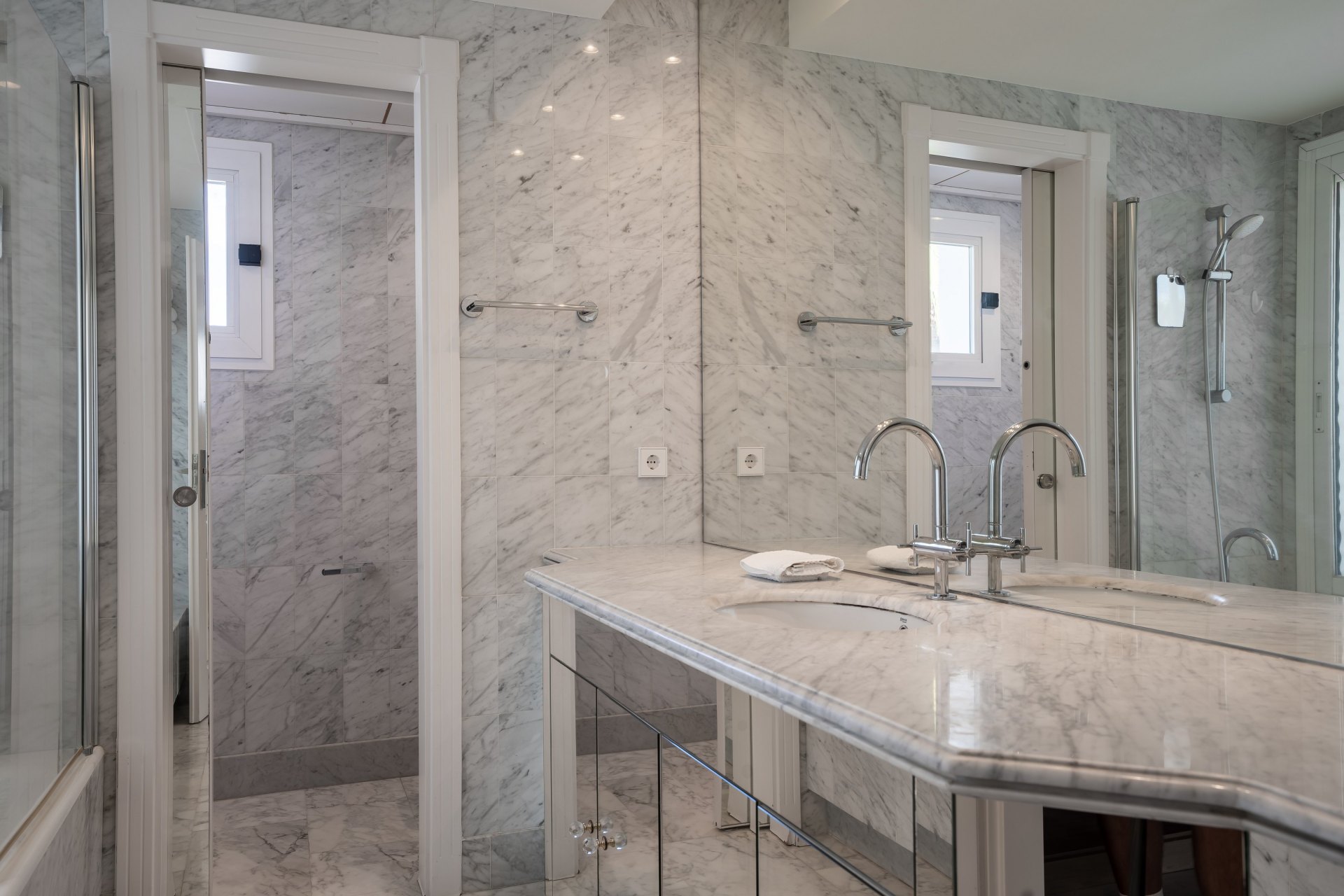 Elegante ático dúplex de cuatro dormitorios en Puente Romano, Marbella