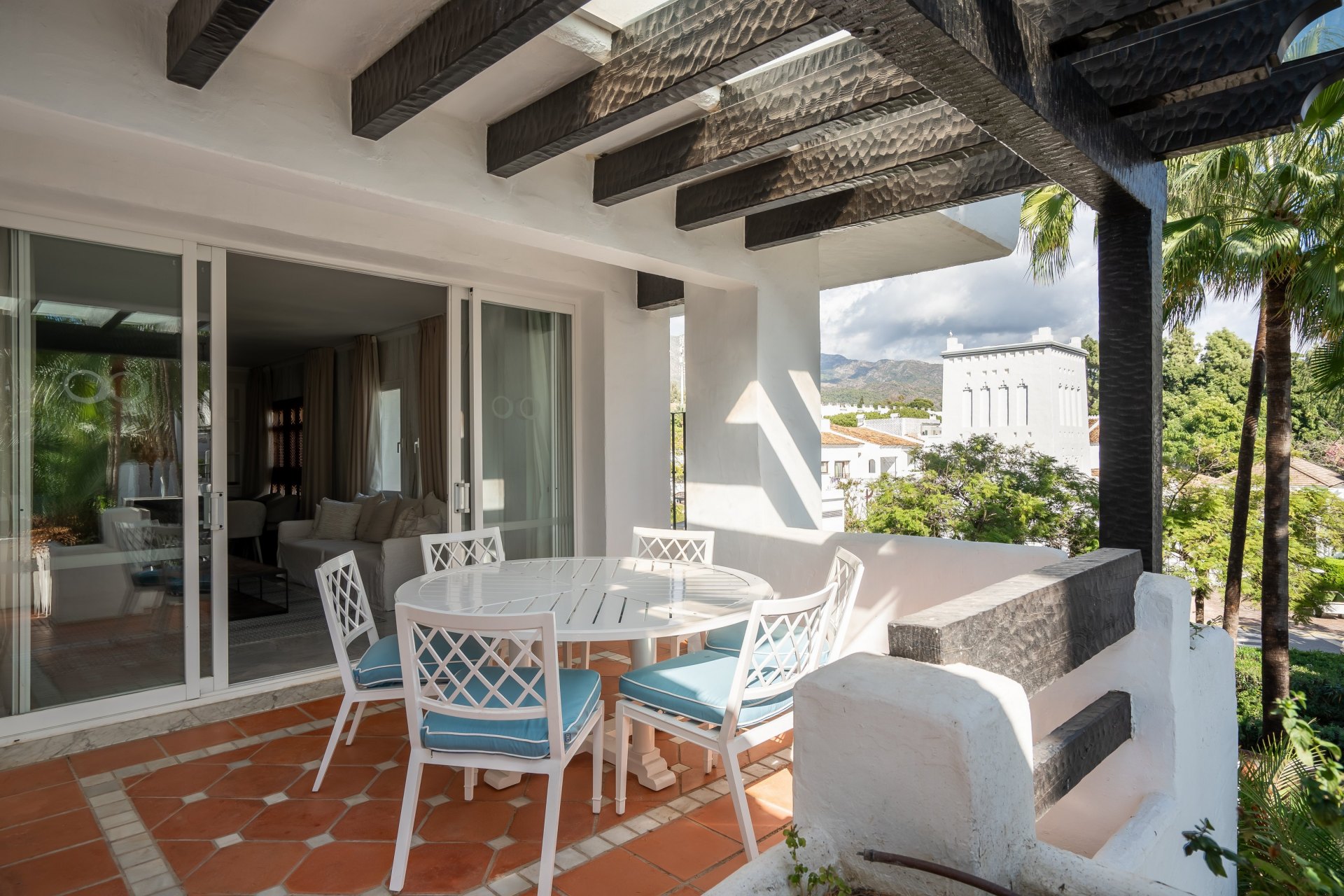 Elegante ático dúplex de cuatro dormitorios en Puente Romano, Marbella