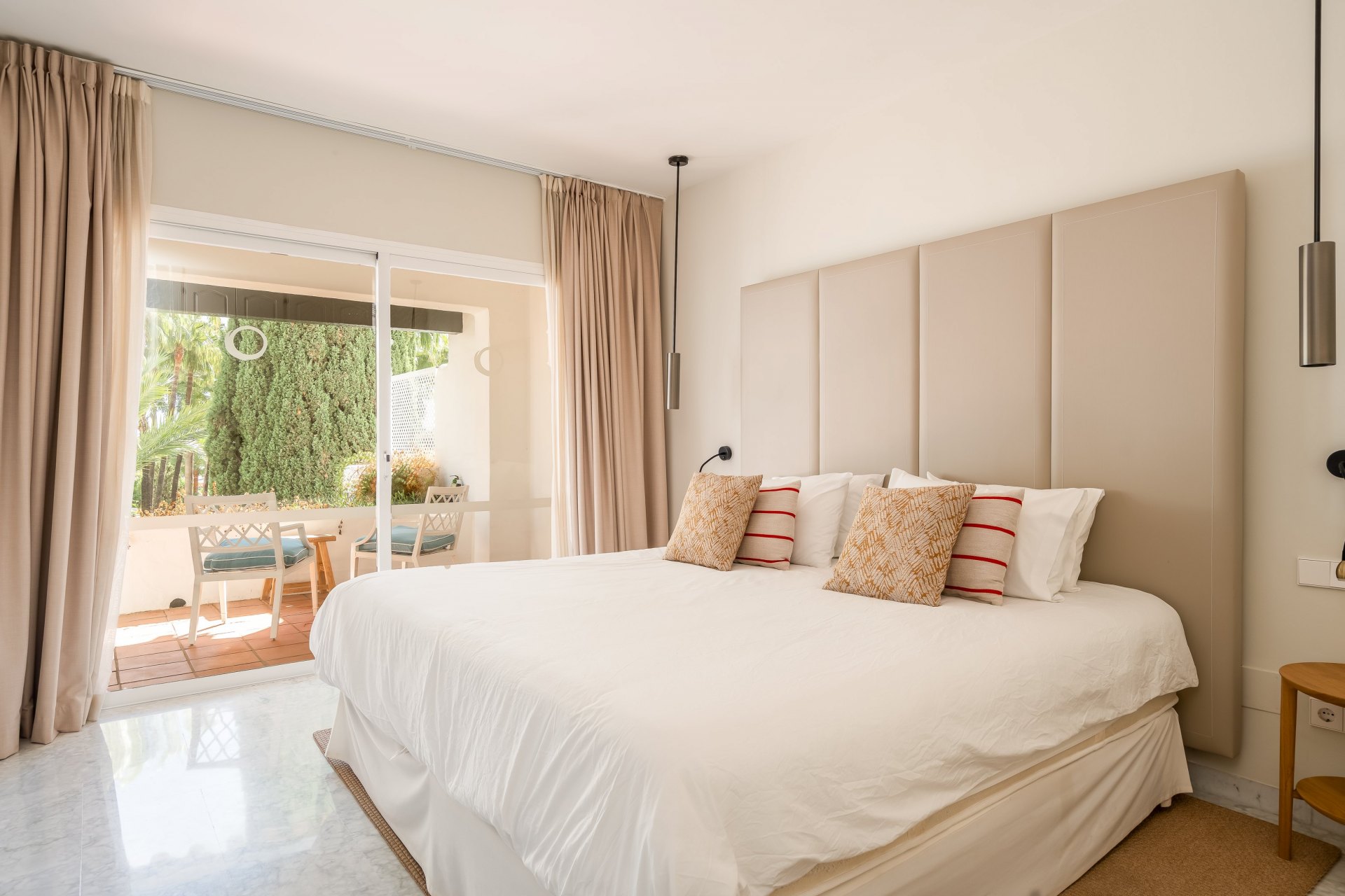 Elegante ático dúplex de cuatro dormitorios en Puente Romano, Marbella