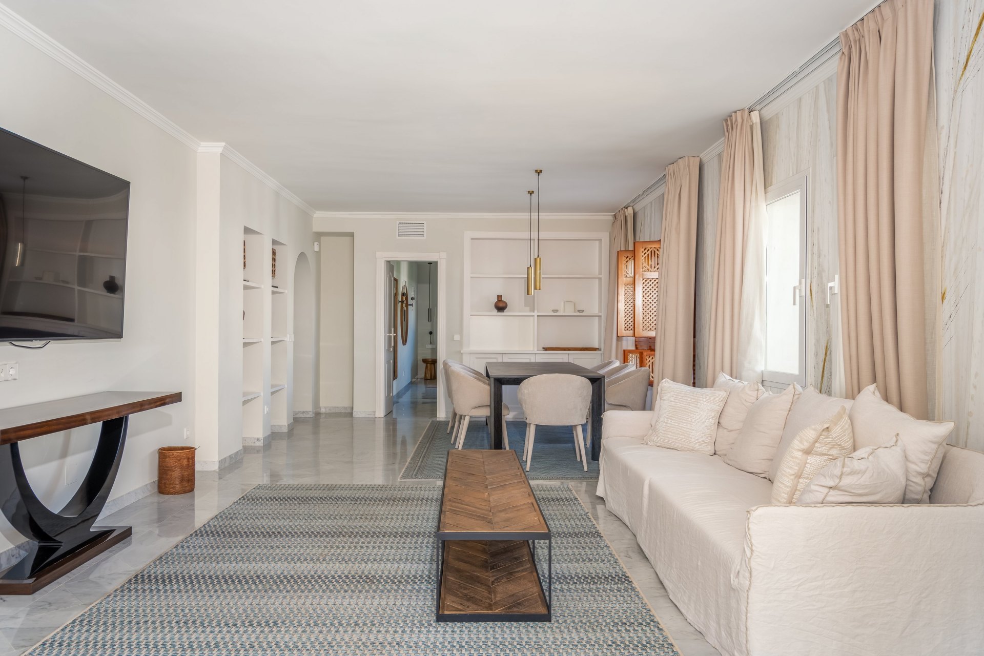 Elegante ático dúplex de cuatro dormitorios en Puente Romano, Marbella