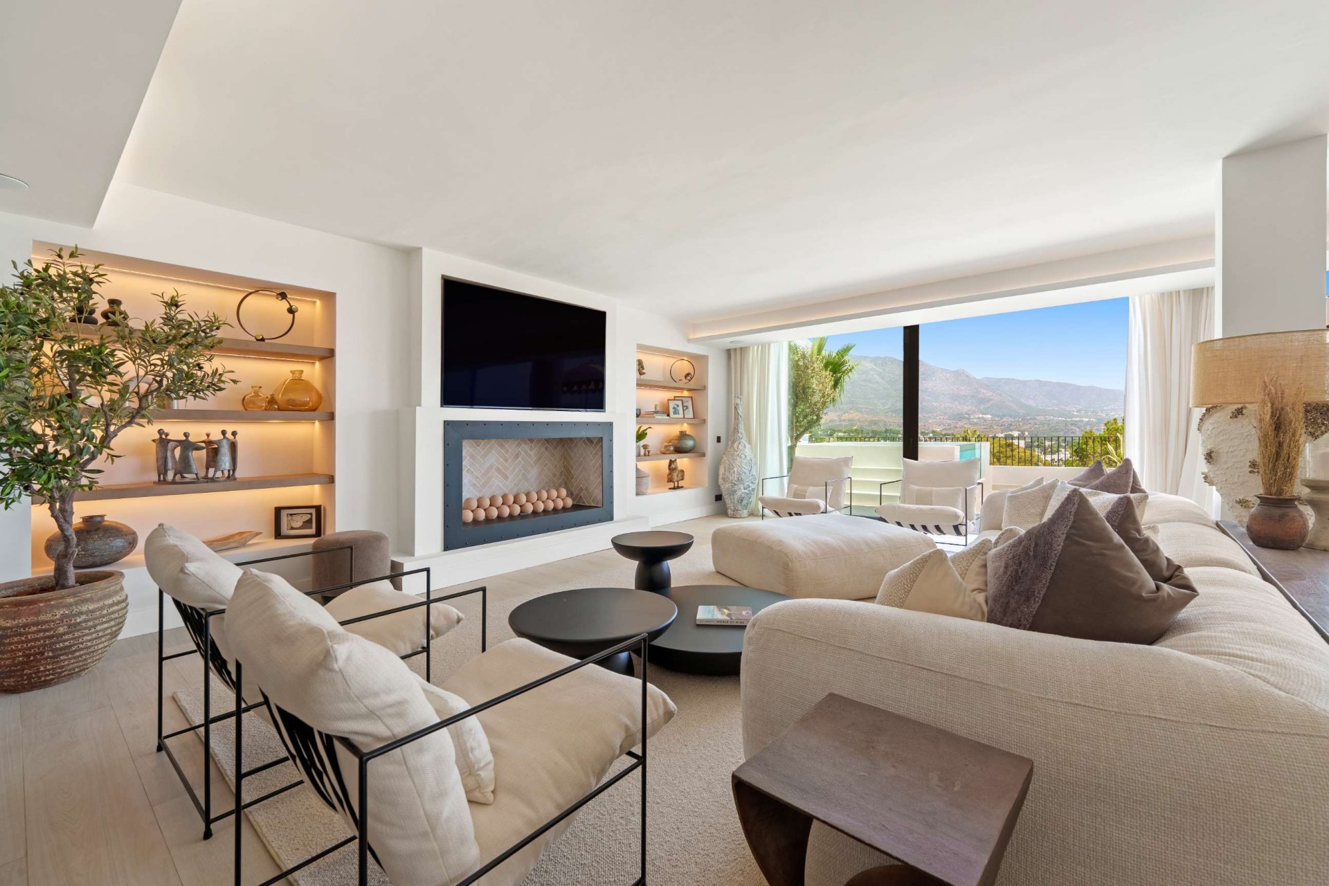 Mediterranean-style villa in the heart of Nueva Andalucía, Marbella.