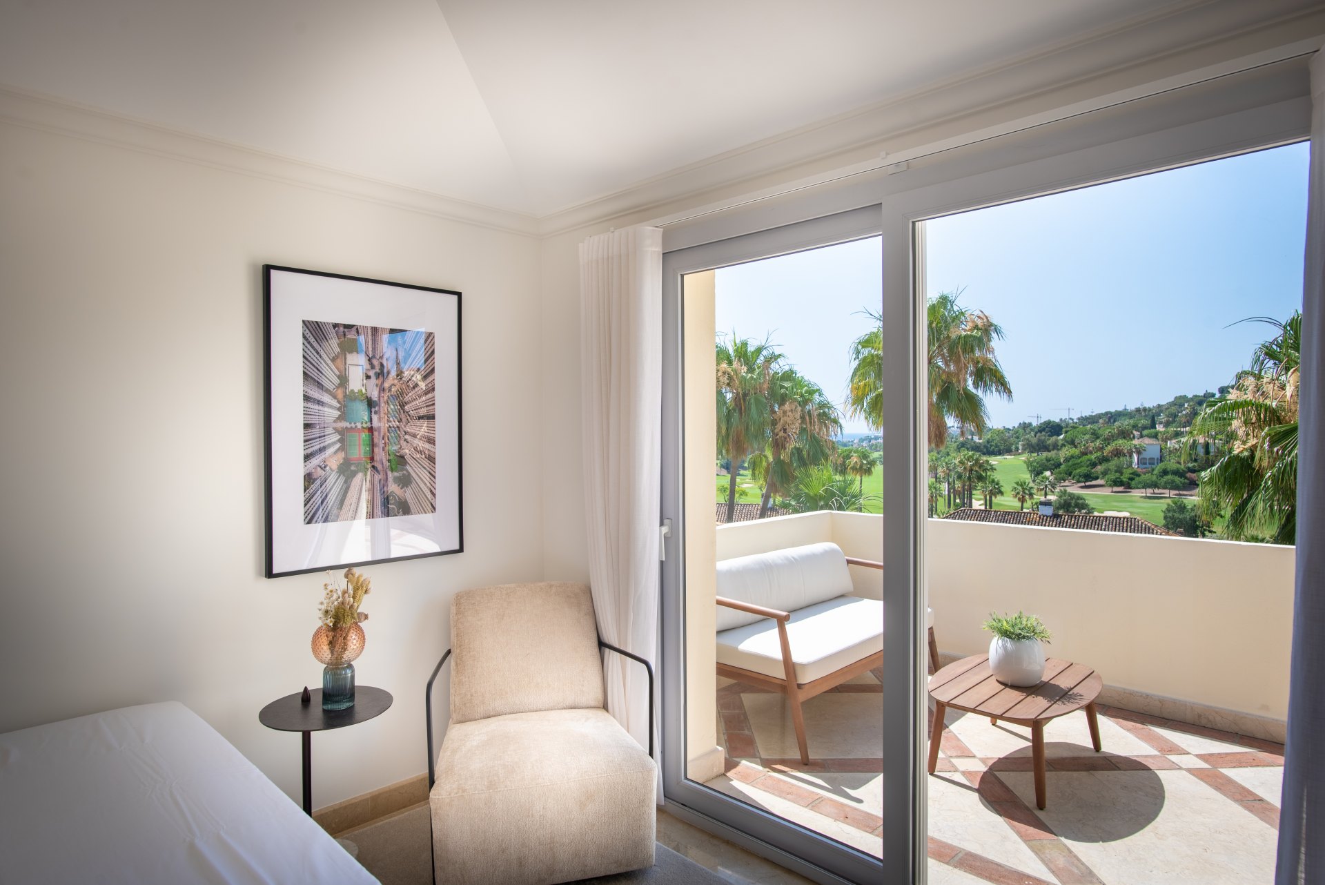 Elegant duplex penthouse with golf views in the prestigious Las Alamandas, Nueva Andalucia