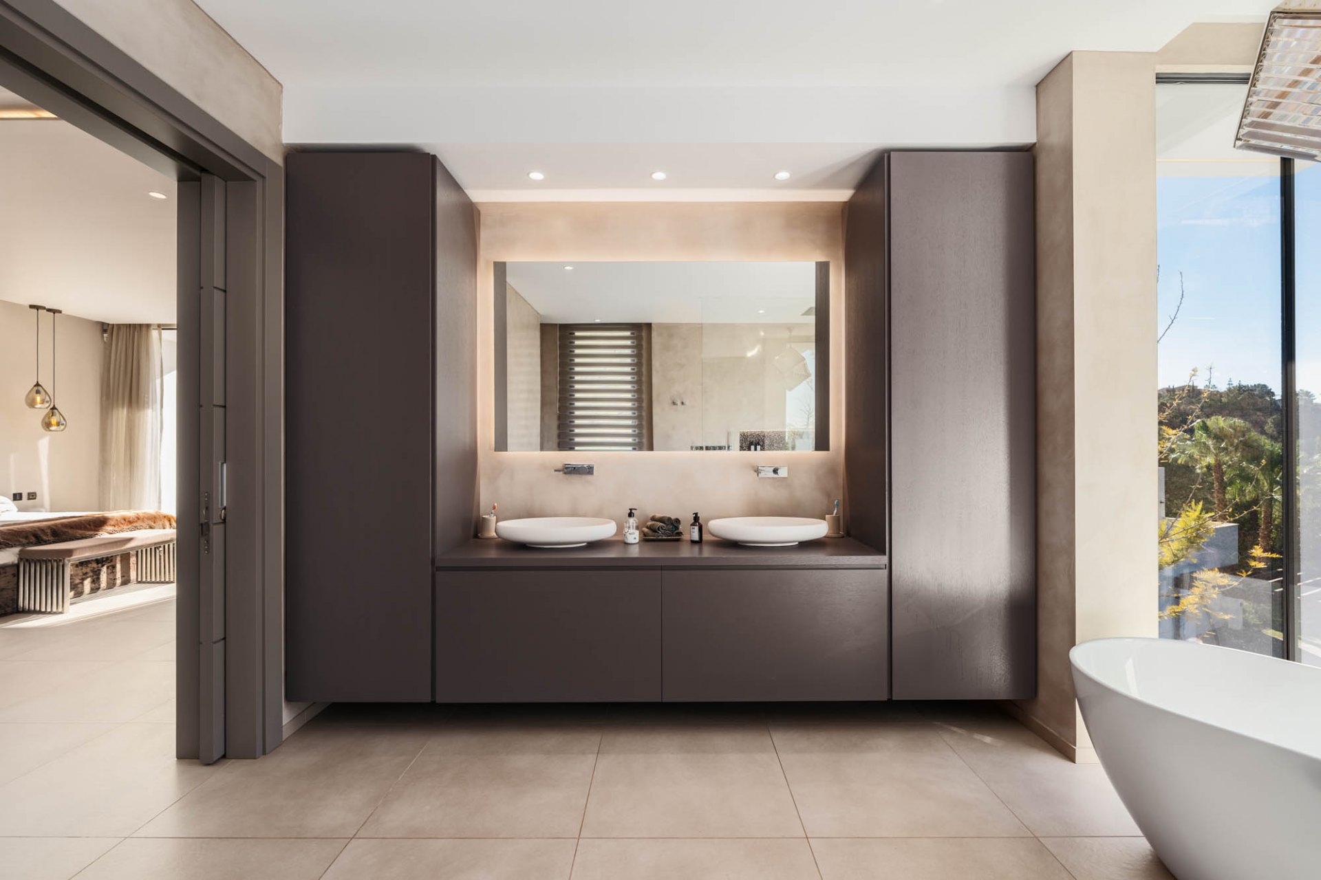 Elegante villa contemporánea con vistas al mar, en la comunidad cerrada de El Madroñal, Benahavís