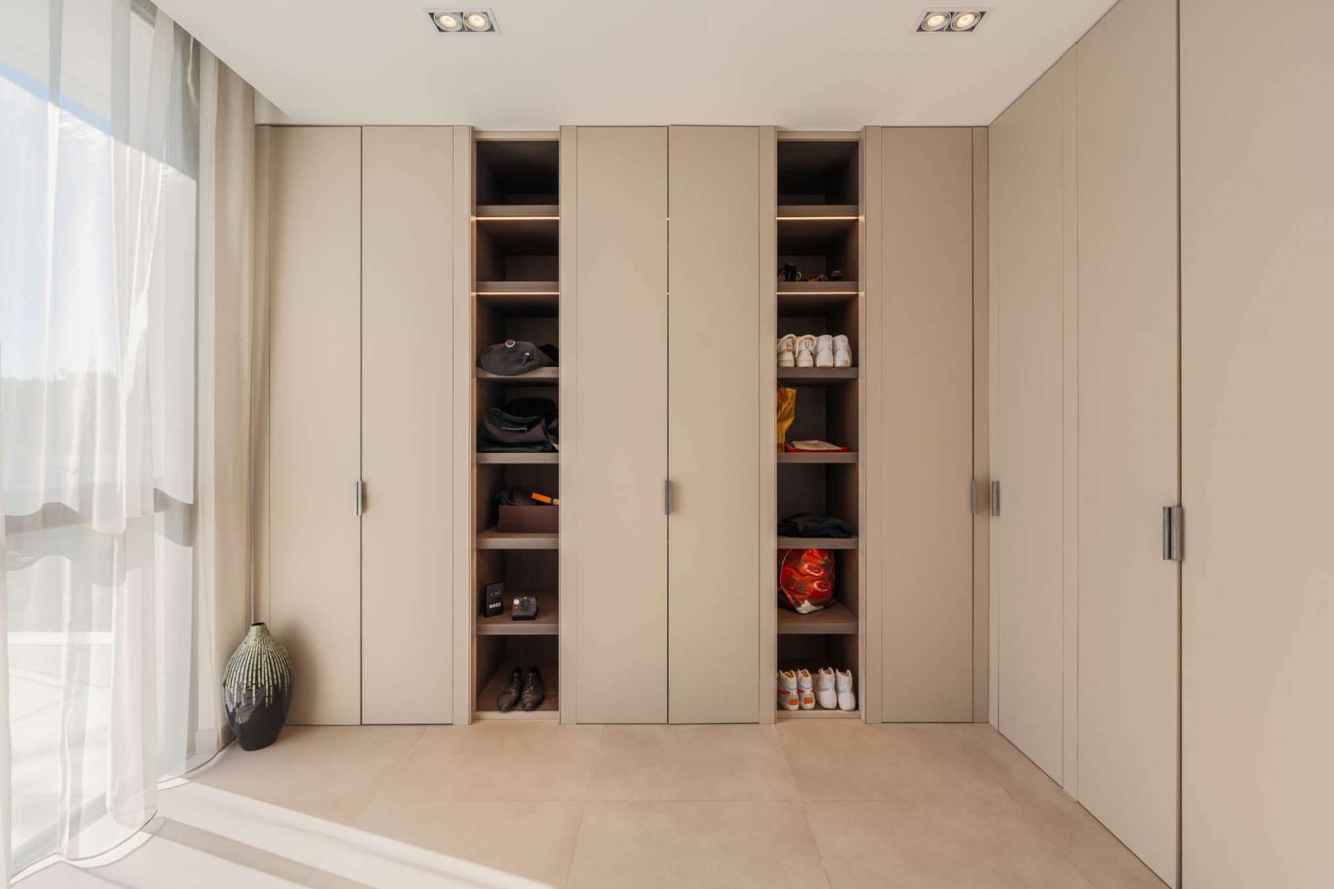 Elegante villa contemporánea con vistas al mar, en la comunidad cerrada de El Madroñal, Benahavís