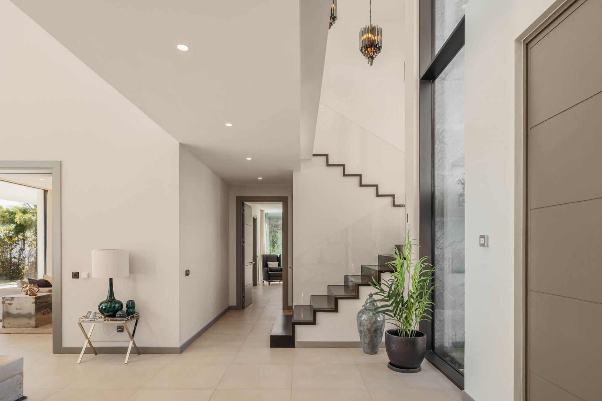 Elegante villa contemporánea con vistas al mar, en la comunidad cerrada de El Madroñal, Benahavís