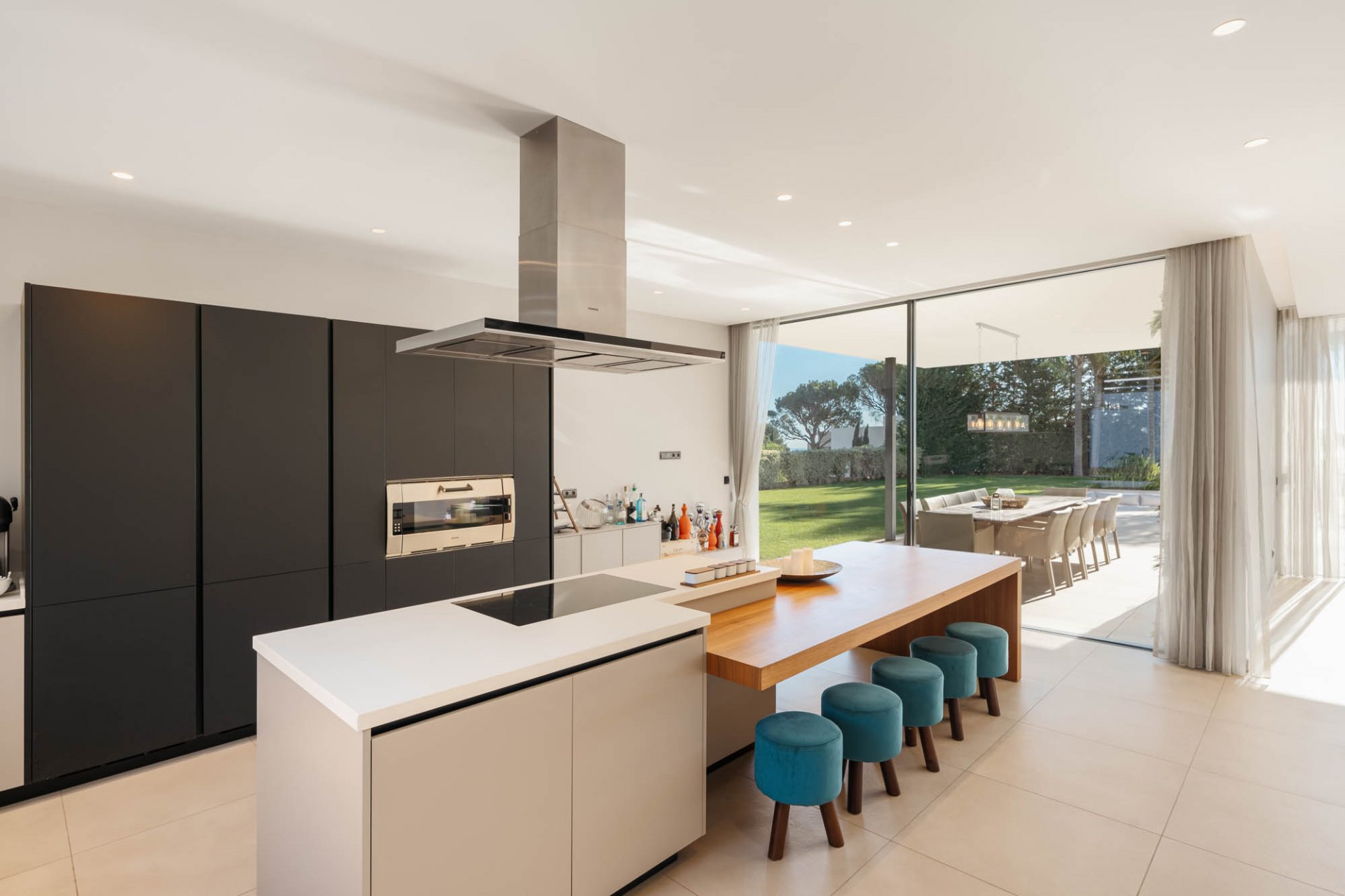 Elegante villa contemporánea con vistas al mar, en la comunidad cerrada de El Madroñal, Benahavís